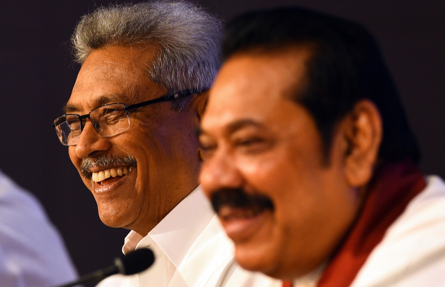 ރިޔާސީ ކެންޑިޑޭޓް ގޯޓާބޭ (ވ) އާއި ކުރީގެ ރައީސް މަހިންދާ ރާޖަޕަކްސާ ނޫސްވެރިންނާ އިއްޔެ ބައްދަލު ކުރައްވަނީ. --ފޮޓޯ:އޭއެފްޕީ