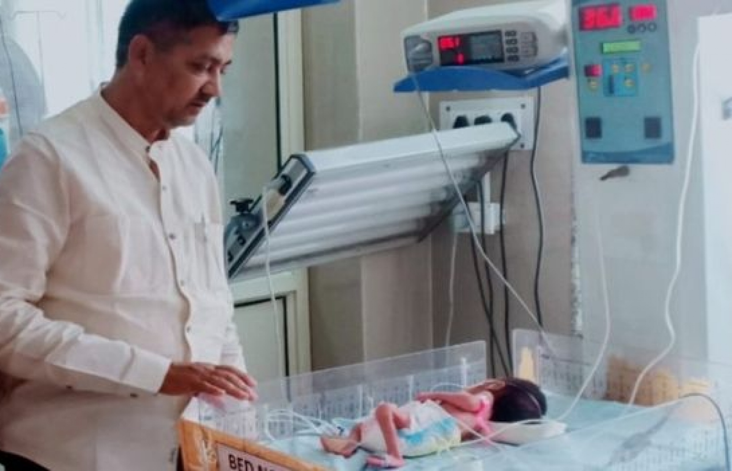 ކުއްޖާ ބަލައިދިނުމަށް އެދި ސިޔާސީ ފަރާތްތަކުން ދަނީ ހުށަހަޅަމުން. --ފޮޓޯ:އަނޫޕް ކުމާރު މިޝްރާ