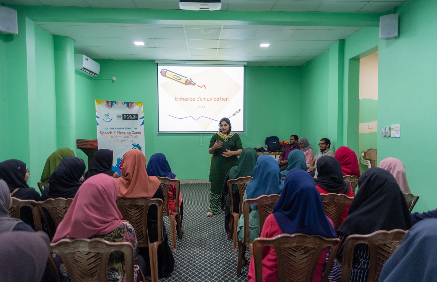 ބެލެނިވެރިންނާއި ޓީޗަރުންނަށް ދިން މައުލޫމާތު ދިނުމުގެ ސެޝަނުގައި ބައިވެރިވި ބައެއް މީހުން -- ފޮޓޯ: އާކް