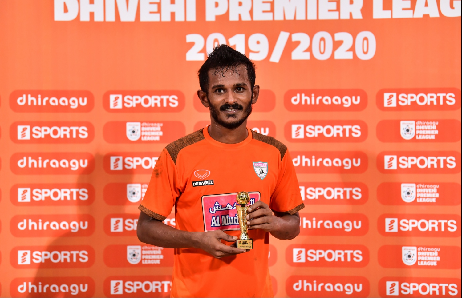 ސެންޓޭ: މިރޭގެ މެޗުގެ މޮޅު ކުޅުންތެރިޔާގެ އެވޯޑް ހިފައިގެން.-- ފޮޓޯ: ހުސެއިން ވަހީދު/ މިހާރު