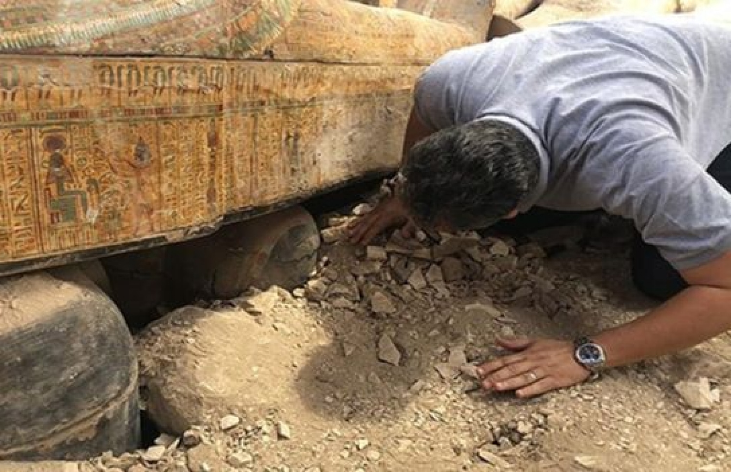 މިސްރުން ފެނުނު ސަންދޯއްތައް އާކިއޮލޮޖިސްޓަކު ބަލަނީ. --ފޮޓޯ: އިޖިޕްޓް އެންޓިކުއިޓީސް މިނިސްޓްރީ