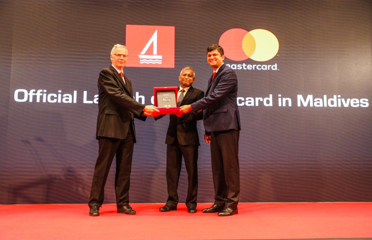 ބީއެމްއެލްގެ ސީއީއޯ އަދި އެމްޑީ ސޯޔާ (ވ) ގަވަރުނަރު އަލީ ހާޝިމް (މ) މާސްޓަ ކާޑުގެ ކަންޓްރީ މެނޭޖަރު ސަންތޯސް ކުމާރު (ކ)، މާސްޓަ ކާޑު ރާއްޖެއަށް ތައާރަފްކޮށްދެއްވަނީ. -- ފޮޓޯ: ބީއެމްއެލް