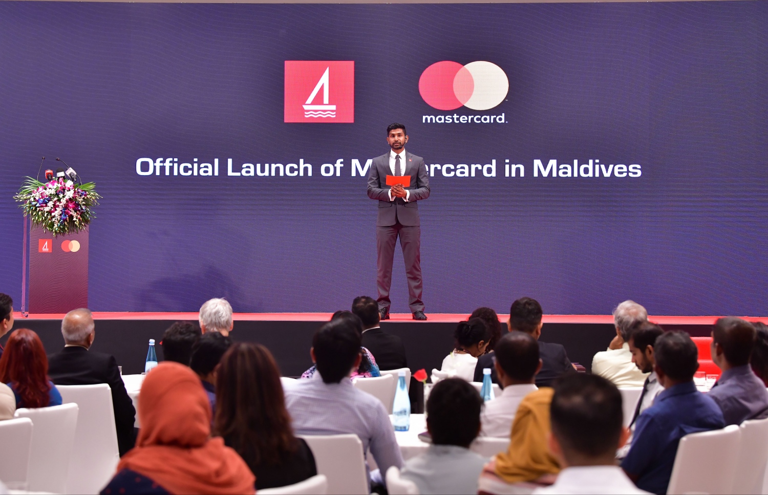 ކްރޮސްރޯޑް: އޮކްޓޯބަރު 17، 2019: ބޭންކް އޮފް މޯލްޑިވްސް (ބީއެމްއެލް) އިން ބޭންކިންގެ އާ ހިދުމަތްތަކެއް ތައާރަފުކުރުމަށް ކްރޮސްރޯޑުގައި ބޭއްވި ރަސްމިއްޔާތެއްގެ ތެރެއިން.-- ފޮޓޯ: ނިޝާން އަލީ /މިހާރު