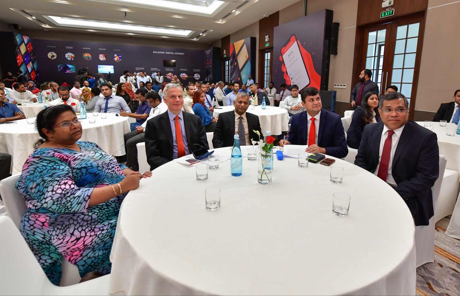 ކްރޮސްރޯޑް: އޮކްޓޯބަރު 17، 2019: ބޭންކް އޮފް މޯލްޑިވްސް (ބީއެމްއެލް) އިން ބޭންކިންގެ އާ ހިދުމަތްތަކެއް ތައާރަފުކުރުމަށް ކްރޮސްރޯޑުގައި ބޭއްވި ރަސްމިއްޔާތެއްގައި ބީއެމްއެލްގެ މެނޭޖިން ޑިރެކްޓަރު ޓިމޮތޯ ސޯޔާ އާއި ޑެޕިއުޓީ ސީއީއޯ އައިޝަތު ނޫރައްދީން ބައިވެރިވެ ވަޑައިގަންނަވަނީ.-- ފޮޓޯ: ނިޝާން އަލީ /މިހާރު