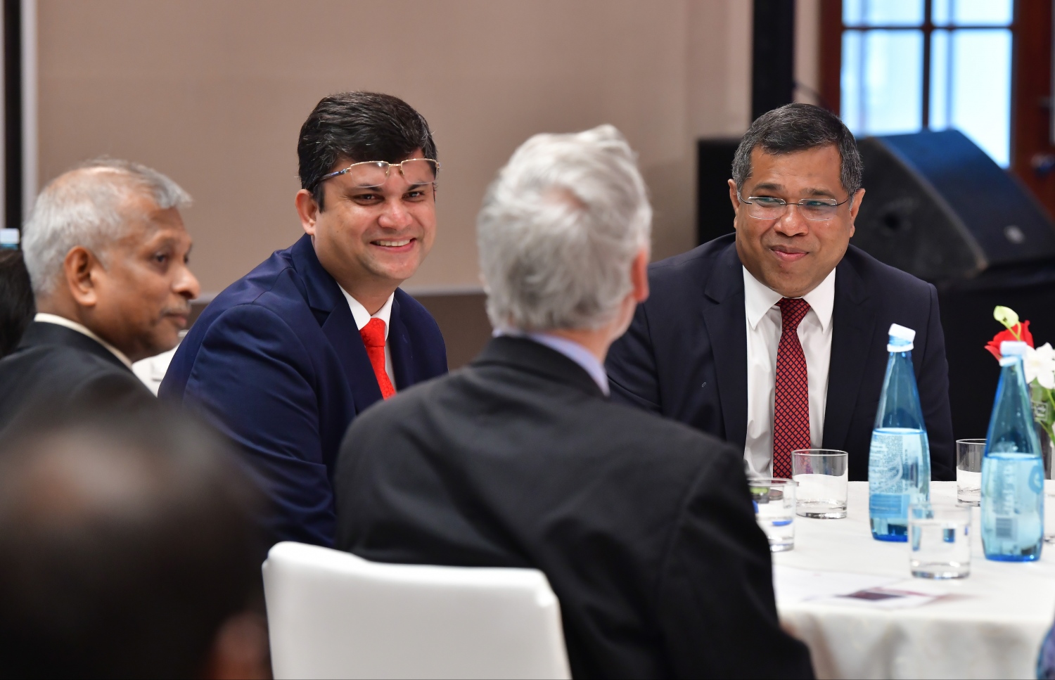 ކްރޮސްރޯޑް: އޮކްޓޯބަރު 17، 2019: ބޭންކް އޮފް މޯލްޑިވްސް (ބީއެމްއެލް) އިން ބޭންކިންގެ އާ ހިދުމަތްތަކެއް ތައާރަފުކުރުމަށް ކްރޮސްރޯޑުގައި ބޭއްވި ރަސްމިއްޔާތެއްގައި ޑެޕިއުޓީ ސީއީއޯ ޝަރީފް ބައިވެރިވެ ވަޑައިގަންނަވަނީ.-- ފޮޓޯ: ނިޝާން އަލީ /މިހާރު