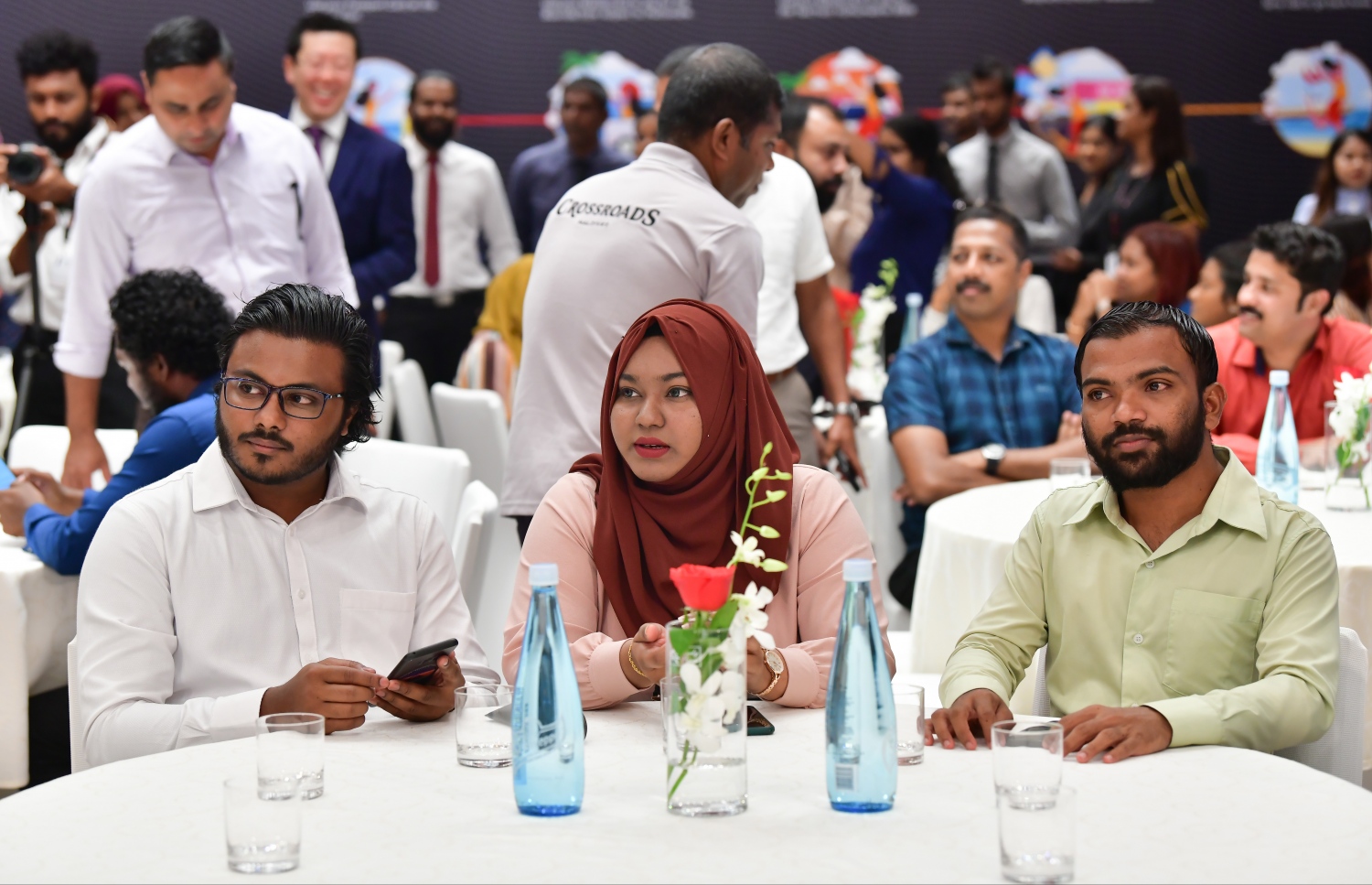 ކްރޮސްރޯޑް: އޮކްޓޯބަރު 17، 2019: ބޭންކް އޮފް މޯލްޑިވްސް (ބީއެމްއެލް) އިން ބޭންކިންގެ އާ ހިދުމަތްތަކެއް ތައާރަފުކުރުމަށް ކްރޮސްރޯޑުގައި ބޭއްވި ރަސްމިއްޔާތެއްގައި ބަޔަކު ބައިވެރިވަނީ.-- ފޮޓޯ: ނިޝާން އަލީ /މިހާރު