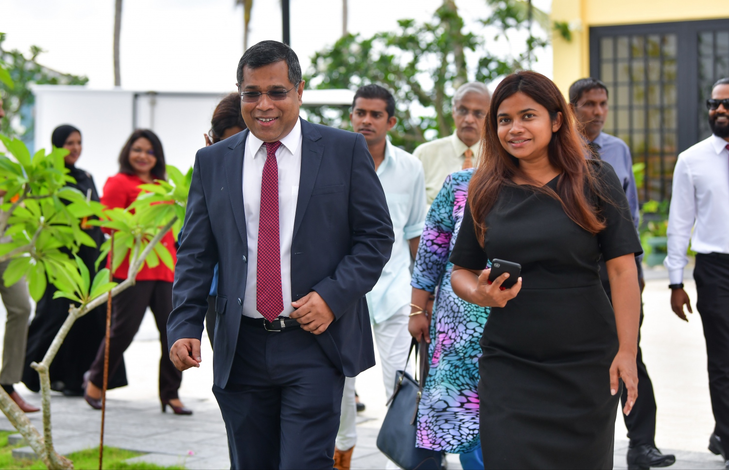 ކްރޮސްރޯޑް: އޮކްޓޯބަރު 17، 2019: ބޭންކް އޮފް މޯލްޑިވްސް (ބީއެމްއެލް) އިން ބޭންކިންގެ އާ ހިދުމަތްތަކެއް ތައާރަފުކުރުމަށް ކްރޮސްރޯޑުގައި ބޭއްވި ރަސްމިއްޔާތެއްގައި ބައިބެރިވެ ވަޑައިގަތުމަށް ބީއެމްއެލްގެ ޑެޕިއުޓީ ސީއީއޯ ޝަރީފް ވަޑައިގަންނަވަނީ.-- ފޮޓޯ: ނިޝާން އަލީ /މިހާރު