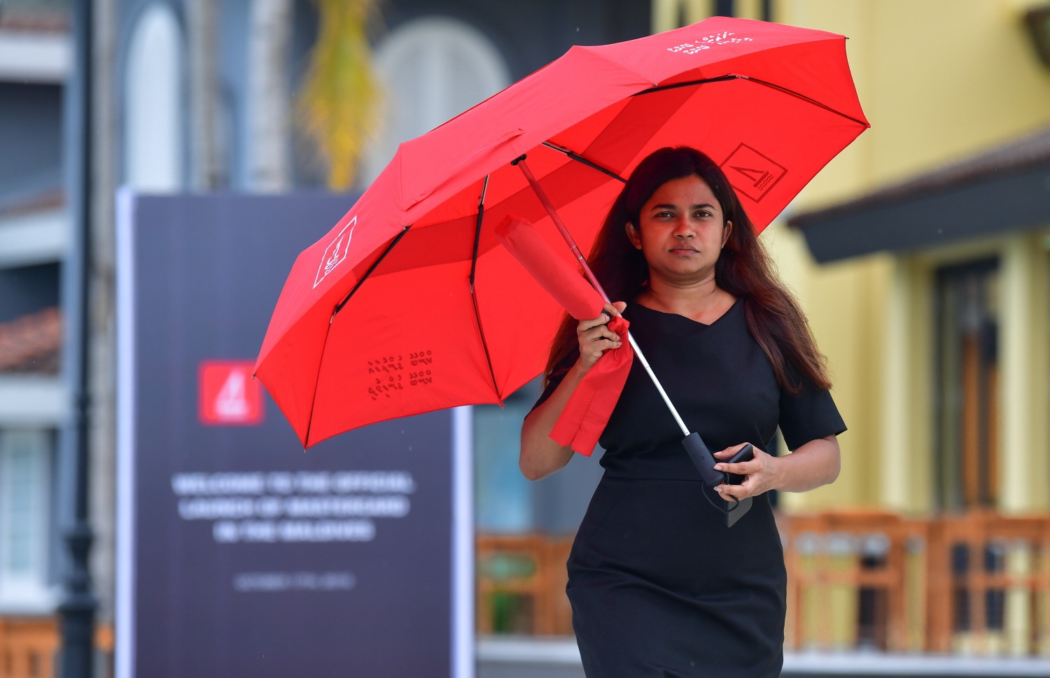 ކްރޮސްރޯޑް: އޮކްޓޯބަރު 17، 2019: ބޭންކް އޮފް މޯލްޑިވްސް (ބީއެމްއެލް) އިން ބޭންކިންގެ އާ ހިދުމަތްތަކެއް ތައާރަފުކުރުމަށް ކްރޮސްރޯޑުގައި ބޭއްވި ރަސްމިއްޔާތެއްގައި ބީއެމްއެލްގެ މުވައްޒަފަކު އެ ކުންފުނީގެ ލޯގޯޖެހި ކުޑައެއް އަޅައިގެން.-- ފޮޓޯ: ނިޝާން އަލީ /މިހާރު