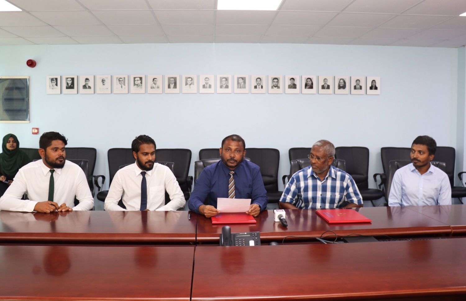 ސީއެޗްއެސްއީގައި އަށް ބުރީގެ އިމާރާތެއް އެޅުމުގެ މަސައްކަތް ހަވާލުކުރަން މިއަދު ބޭއްވި ރަސްމިއްޔާތުގައި  އެޑިއުކޭޝަންގެ ސްޓޭޓް މިނިސްޓަރު ރިޔާޒު (ވ) އަދި އާރުސީސީގެ މެނޭޖިން ޑިރެކްޓަރު ރަޝީދު ބައިވެރިވެވަޑައިގަންނަވަނީ .- ފޮޓޯ: އެޑިއުކޭޝަން މިނިސްޓްރީ