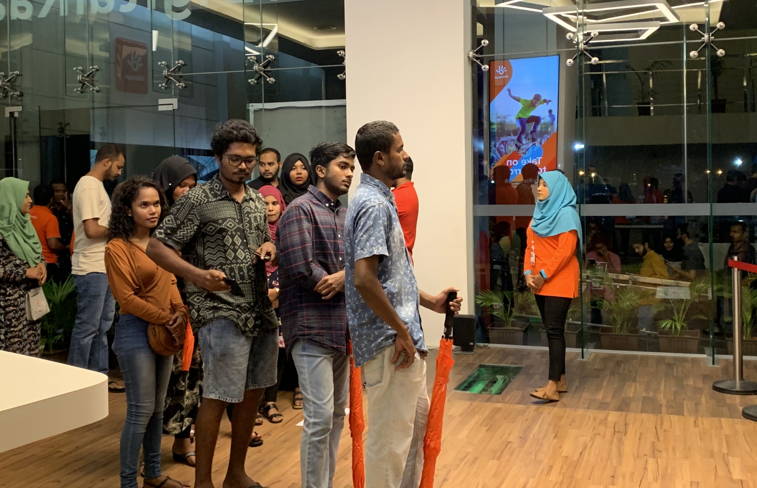 ފަހުގެ އައިފޯން ޕްރިއޯޑާ ކުރި ކަސްޓަމަރުން ދިރާގު ހެޑް އޮފީސް ތެރޭ ކިޔޫ ހަދައިގެން-- ފޮޓޯ: މިހާރު