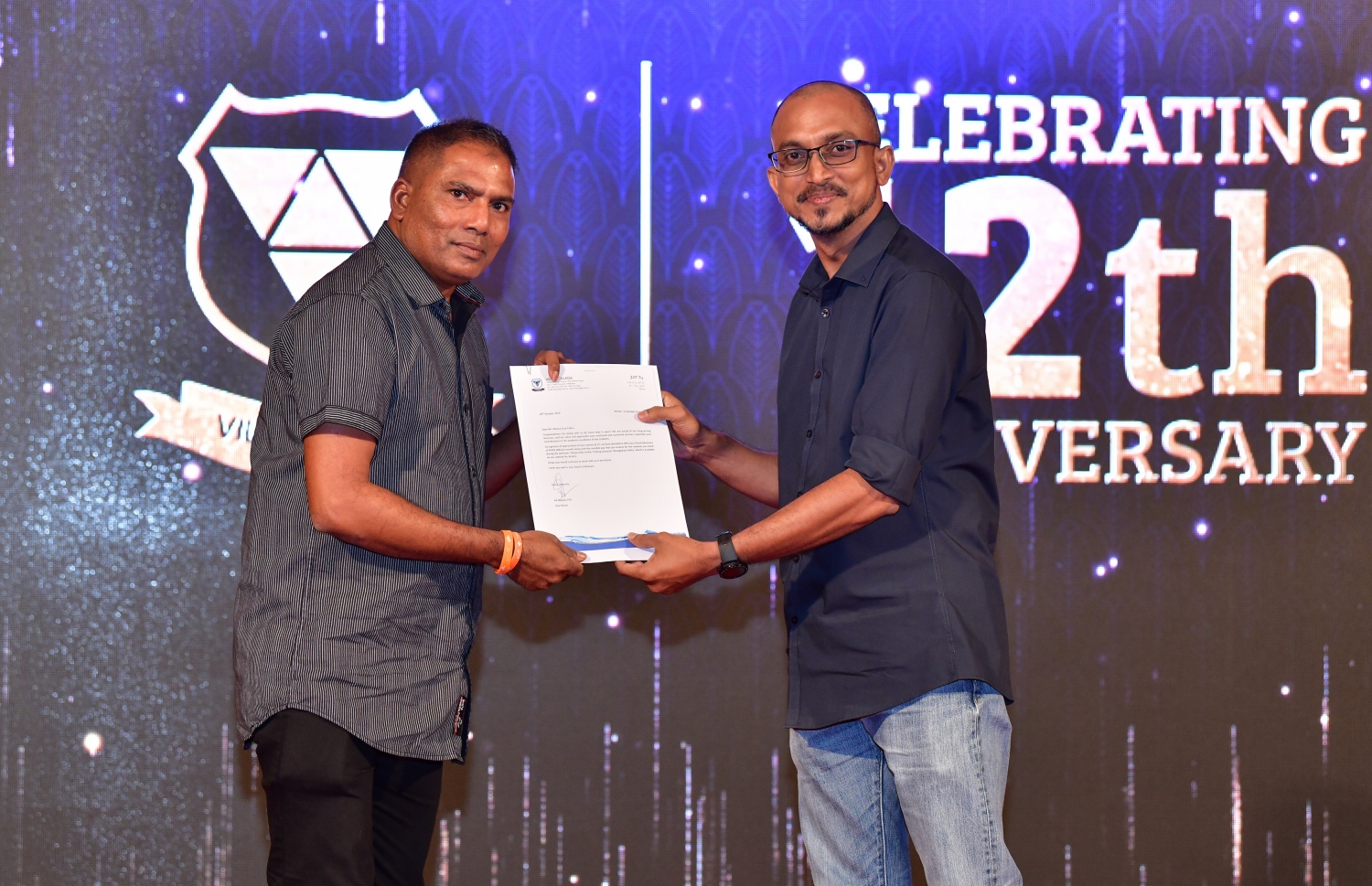 19 އޮކްޓޯބަރ 2019: ވިލާ ކޮލެޖުގެ 12 ވަނަ އަހަރީ ދުވަސް ފާހަގަކުރުމަށް ރޭ އެކޮލެޖުގައި ބޭއްވި ޖަލްސާގެ ތެރެއިން: ރޭގެ ރަސްމިއްޔާތުގައި އެއްފަހަރު ބޭނުންކޮށްފައި އުކައިލާ ޕްލާސްޓިކް ބޭނުން ނުކުރުމަށް ވިލާ ކޮލެޖުގެ ހުރިހާ މުވައްޒަފުން ވަނީ އެއްބަސްވެ، ސޮއިކޮށްފައި--. ފޮޓޯ: ނިޝާން އަލީ/ މިހާރު