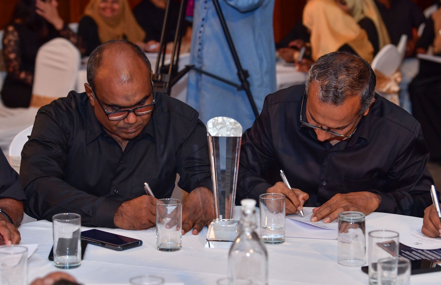 އޮކްޓޯބަރު 18، 2019- ވިލާ ކޮލެޖުގެ 12 ވަނަ އަހަރީ ދުވަސް ފާހަގަކުރުމަށް އެ ކޮލެޖުގައި ބޭއްވި ރަސްމިއްޔާތުގައި، އެއްފަހަރު ބޭނުންކޮށްފައި އުކައިލާ ޕްލާސްޓިކް ބޭނުން ނުކުރުމަށް ވިލާ ކޮލެޖުގެ ދެ މުވައްޒަފަކު ސޮއިކުރަނީ.--- ފޮޓޯ: ނިޝާން އަލީ/ މިހާރު