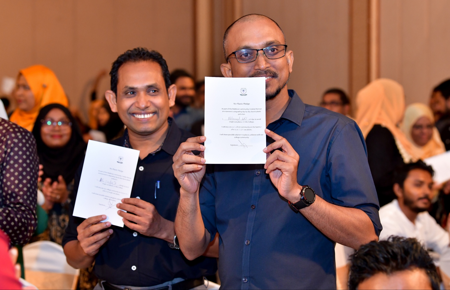 އޮކްޓޯބަރު 19، 2019- ވިލާ ކޮލެޖުގެ 12 ވަނަ އަހަރީ ދުވަސް ފާހަގަކުރުމަށް ބޭއްވި ޖަލްސާގެ ތެރެއިން، އެއްފަހަރު ބޭނުންކޮށްފައި އުކައިލާ ޕްލާސްޓިކާ ދުރުވާން ވިލާ ކޮލެޖުގެ މުވައްޒަަފުން ސޮއިކުރި އެއްބަސްވުން، އެ ކޮލެޖުގެ ބައެއް މުވައްޒަފުން ދައްކާލަނީ.--- ފޮޓޯ: ނިޝާން އަލީ/ މިހާރު