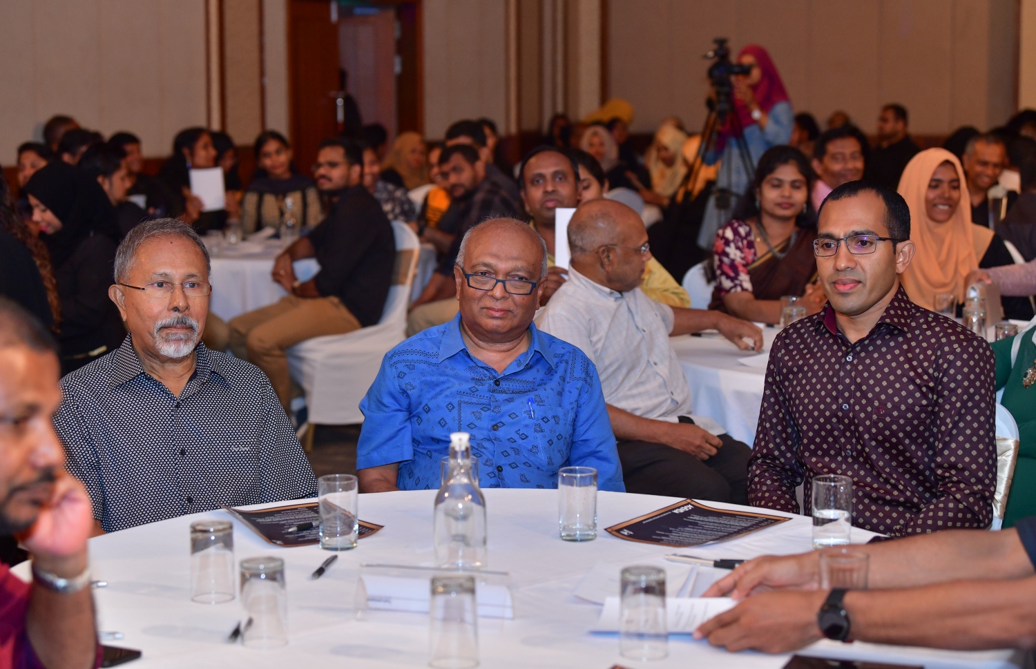 އޮކްޓޯބަރު 18، 2019- ވިލާ ކޮލެޖުގެ 12 ވަނަ އަހަރީ ދުވަސް ފާހަގަކުރުމަށް ބޭއްވި ރަސްމިއްޔާތުގެ ޝަރަފުވެރި މެހުމާން ކޮމިއުނިކޭޝަން މިނިސްޓަރު މަލީހް (ކ) އާއި އެ ކޮލެޖުގެ ރެކްޓަރު އަންވަރު އަދި ރައީސް އޮފީހުގެ މިނިސްޓަރު މުސްތަފާ ލުތުފީ ބައިވެރިވެވަޑައިގަންނަވަނީ.---ފޮޓޯ: ނިޝާން އަލީ/މިހާރު