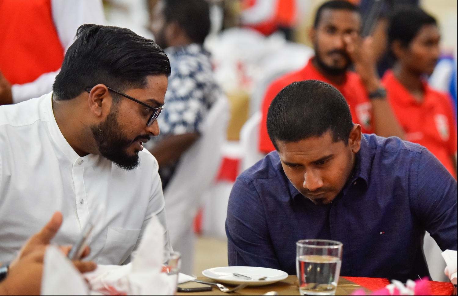 އެފްއޭއެމްގެ ރައީސް ބައްސާމް (ވ) އާއި ސްޕޯޓްސް މިނިސްޓަރު މަހުލޫފު ވާހަކަދައްކަވަނީ. –ފޮޓޯ: ނިޝާން އަލީ/ މިހާރު