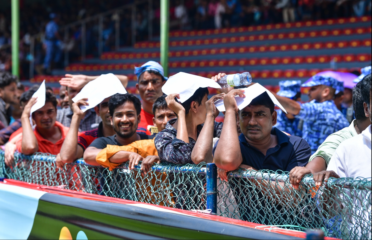 އަލުން ރަޖިސްޓްރީވާން ގަލޮޅު ދަނޑުގައި ބިދޭސީން ކިއު ޖެހިފައި: ގަވާއިދާ ހިލާފަށް ބިދޭސީންނަށް އުޅެވޭ ގޮތް ވުމަކީ ބޮޑު މައްސަލައެއް -- ފައިލް ފޮޓޯ: މިހާރު