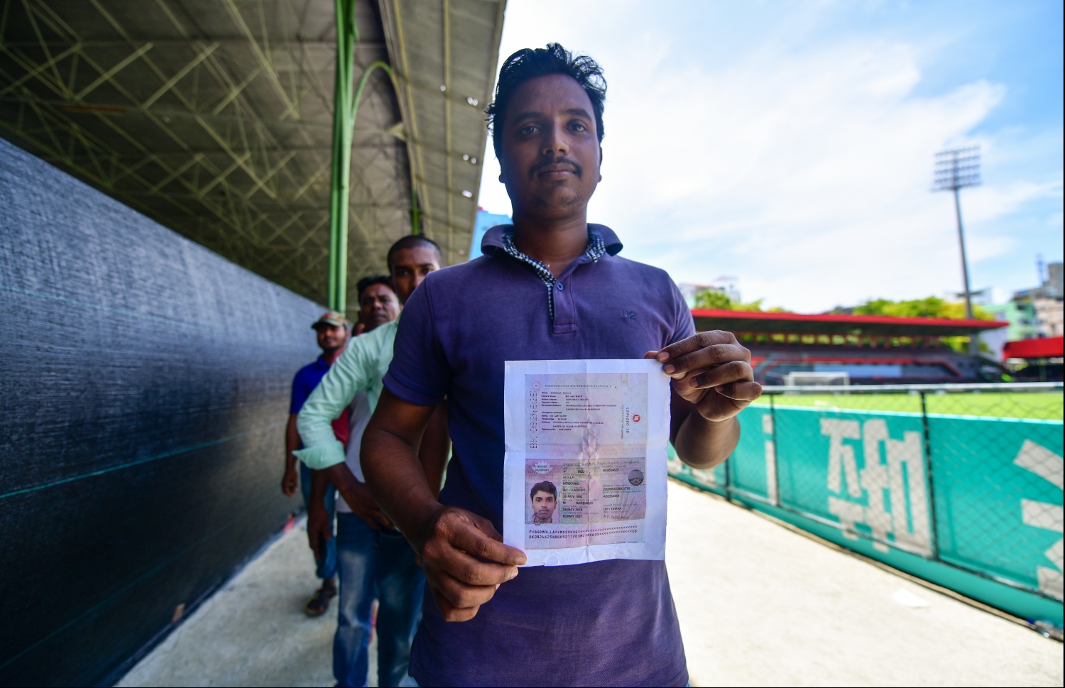 ރީރެޖިސްޓާ ކުރަން އިއްޔެ ދިޔަ ބިދޭސީއަކު އޭނާގެ ޕާސްޕޯޓް ކޮޕީއެއް ދައްކާލަނީ: ގިނަ ބިދޭސީންގެ އަތުގައި ޕާސްޕޯޓެއް ނެތް -- ފައިލް ފޮޓޯ؛ މިހާރު