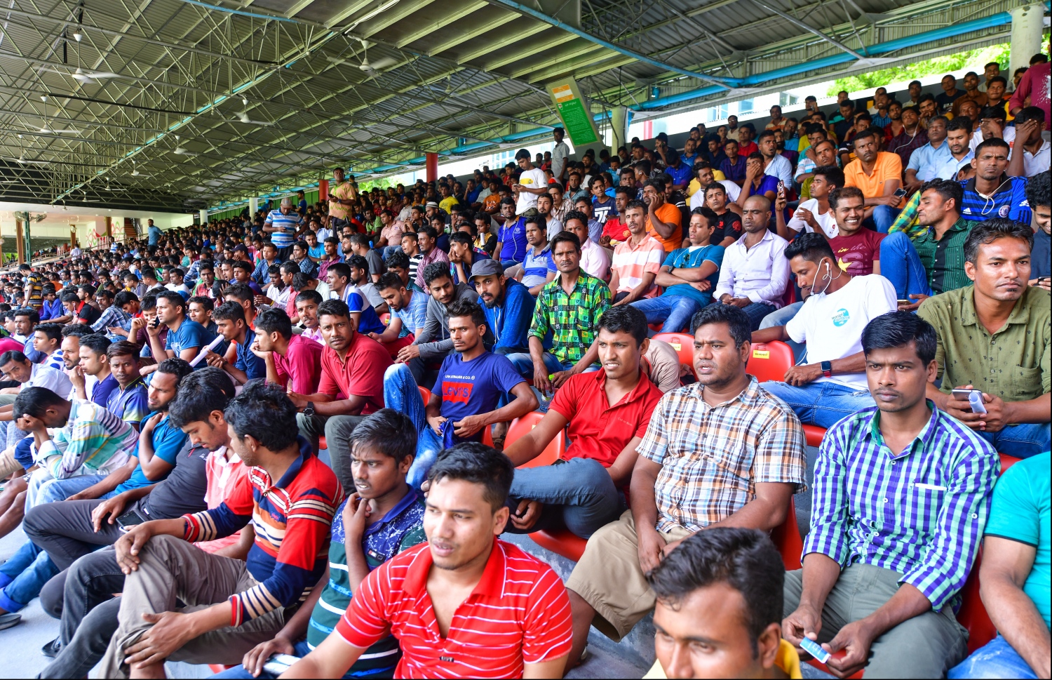 ގަވާއިދާ ހިލާފަށް އުޅޭ ބިދޭސީން އަލުން ރަޖިސްޓްރީކުރަން މީގެ ކުރިން ހުޅުވާލުމުން، އޭގައި ބައިވެރިވުމަށް ގަލޮޅު ދަނޑަށް އެއްވެ ތިބި ބިދޭސީންތަކެއް.-- ފައިލް ފޮޓޯ: މިހާރު