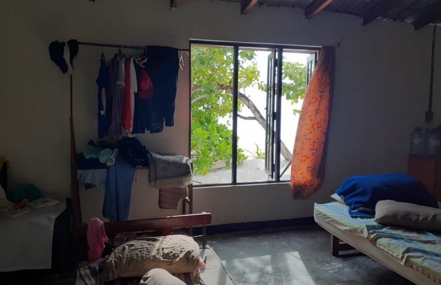 ފުށިދިއްގާގައި އުޅޭ ބިދޭސީ މުވައްޒަފުން ދިރިއުޅޭ ކޮޓަރި-- ފޮޓޯ:ޓޫރިޒަމް މިނިސްޓްރީ