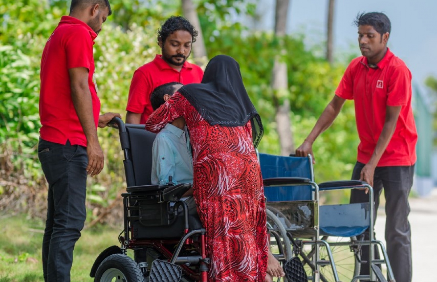 ބީއެމްއެލް އިން ހަދިޔާކުރި ގޮނޑިއަށް، އިރުޝާދު އޭނާގެ މަންމަ އަރުވަނީ.- ފޮޓޯ: ޖަވާ އާޓްސް