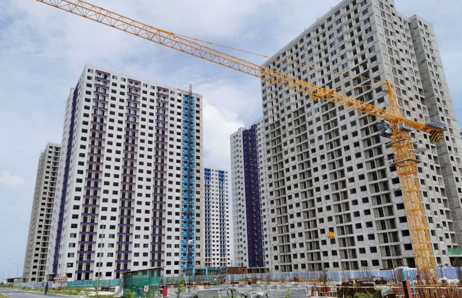 ހުޅުމާލޭގެ ދެ ވަނަ ފިޔަވަހީގައި ޔާމީންގެ ސަރުކާރުން އިމާރާތްކުރަން ފެށި ފްލެޓްތައް: މި އިމާރާތްތައް މި އަހަރުގެ ފަހުކޮޅު ނިމޭނެ ކަަމަށް އެޗްޑީސީން ބުނޭ. --ފޮޓޯ/މިހާރު