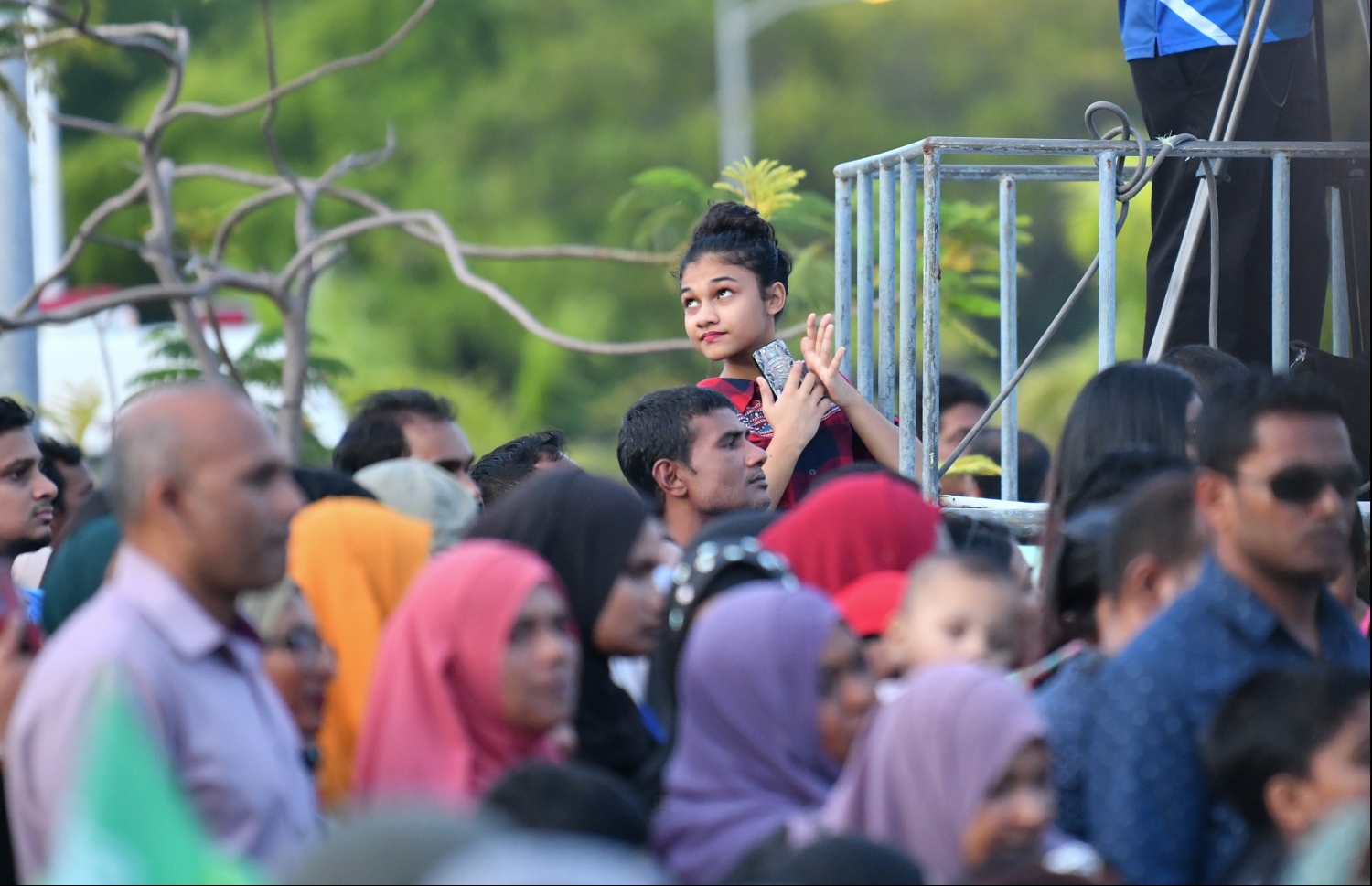 ހުޅުމާލެ: އޮކްޓޯބަރު 20، 2019: އަމީނިއްޔާ ސުކޫލަށް 75 އަހަރު ފުރުމުގެ މުނާސަބަތުގައި ބޭއްވި އެސުކޫލުގެ އަލިމަސް ޔޫބީލް ޕެރޭޑް ބެލުމަށް ގިނަ އަދަދެއްގެ މީހުން ތިބި.-- ފޮޓޯ: ހުސައިން ވަހީދު /މިހާރު