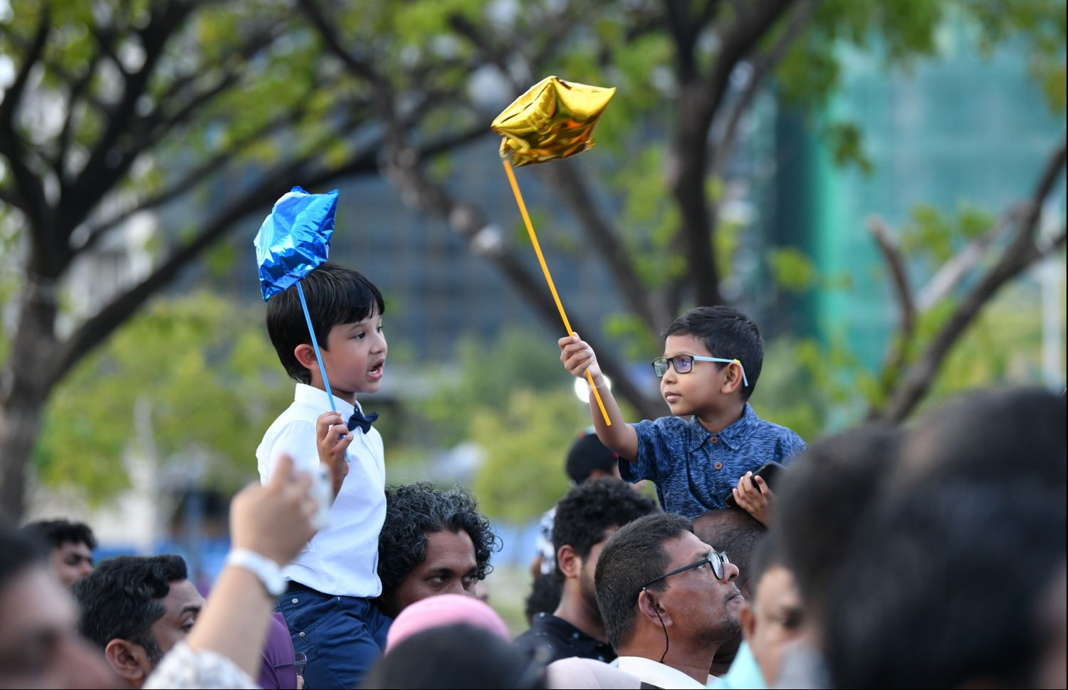 ހުޅުމާލެ: އޮކްޓޯބަރު 20، 2019: އަމީނިއްޔާ ސުކޫލަށް 75 އަހަރު ފުރުމުގެ މުނާސަބަތުގައި ބޭއްވި އެސުކޫލުގެ އަލިމަސް ޔޫބީލް ޕެރޭޑް ބަލަން ގޮސްތިބި ކުޑަކުދިންތަކެއް.-- ފޮޓޯ: ހުސައިން ވަހީދު /މިހާރު