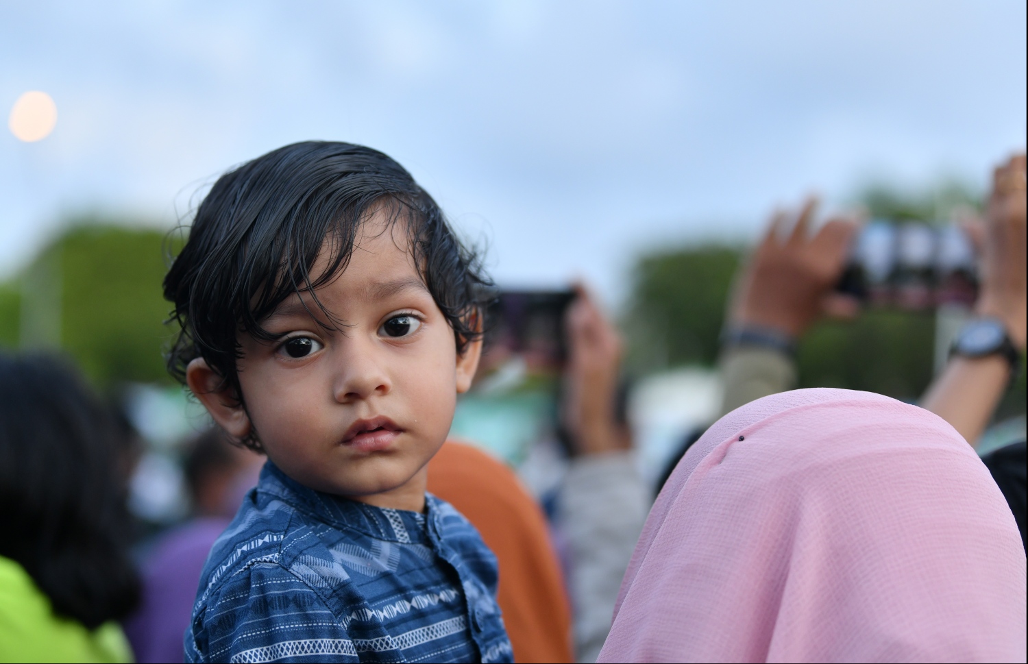 ހުޅުމާލެ: އޮކްޓޯބަރު 20، 2019: އަމީނިއްޔާ ސުކޫލަށް 75 އަހަރު ފުރުމުގެ މުނާސަބަތުގައި ބޭއްވި އެސުކޫލުގެ އަލިމަސް ޔޫބީލް ޕެރޭޑް ބެލުމަށް ގޮސް ހުރި ކުޑަކުއްޖެއް.-- ފޮޓޯ: ހުސައިން ވަހީދު /މިހާރު