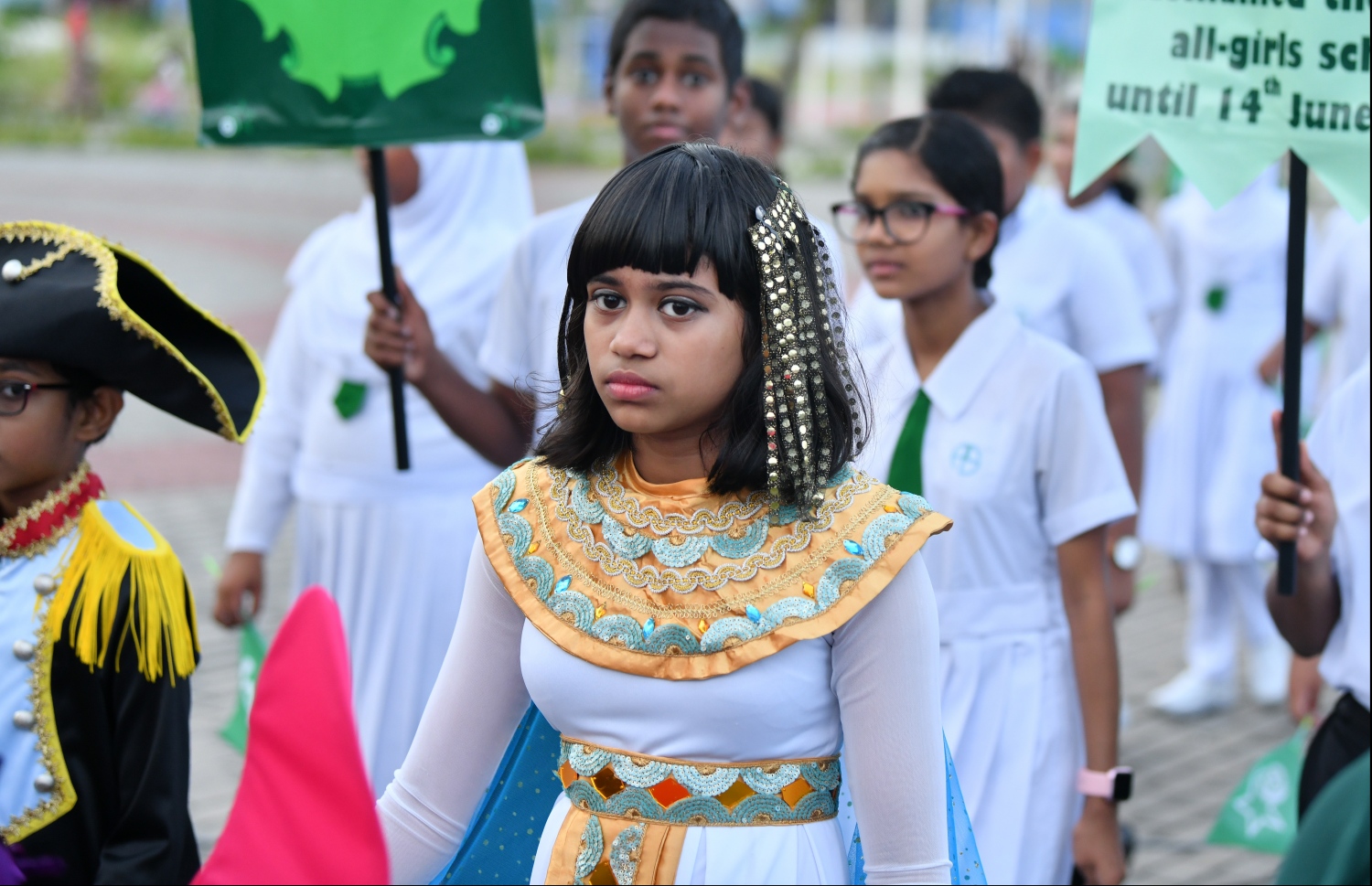 ހުޅުމާލެ: އޮކްޓޯބަރު 20، 2019: އަމީނިއްޔާ ސުކޫލަށް 75 އަހަރު ފުރުމުގެ މުނާސަބަތުގައި ބޭއްވި އެސުކޫލުގެ އަލިމަސް ޔޫބީލް ޕެރޭޑްގެ ތެރެއިން: މި ޕެރޭޑްގައި އެ ސުކޫލުގެ ގިނަ އަދަދެއްގެ ދަރިވަރުންނާއި އިސް ދަރިވަރުން ބައިވެރިވި.-- ފޮޓޯ: ހުސައިން ވަހީދު /މިހާރު