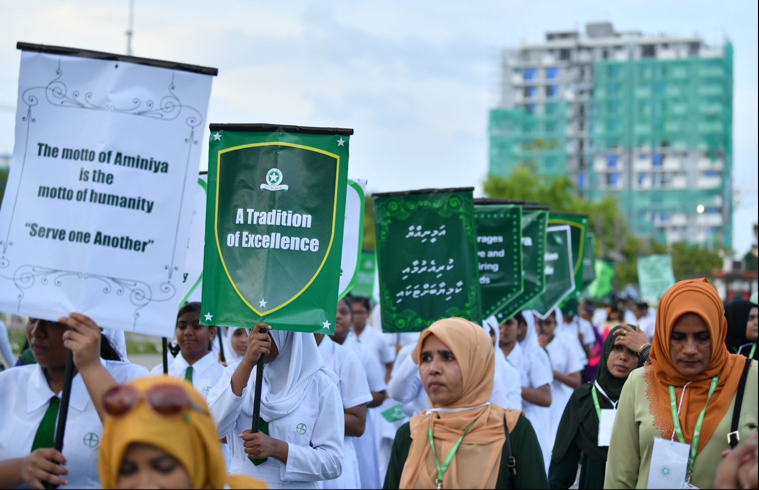 ހުޅުމާލެ: އޮކްޓޯބަރު 20، 2019: އަމީނިއްޔާ ސުކޫލަށް 75 އަހަރު ފުރުމުގެ މުނާސަބަތުގައި ބޭއްވި އެސުކޫލުގެ އަލިމަސް ޔޫބީލް ޕެރޭޑްގެ ތެރެއިން: މި ޕެރޭޑްގައި އެ ސުކޫލުގެ ގިނަ އަދަދެއްގެ ދަރިވަރުންނާއި އިސް ދަރިވަރުން ބައިވެރިވި.-- ފޮޓޯ: ހުސައިން ވަހީދު /މިހާރު