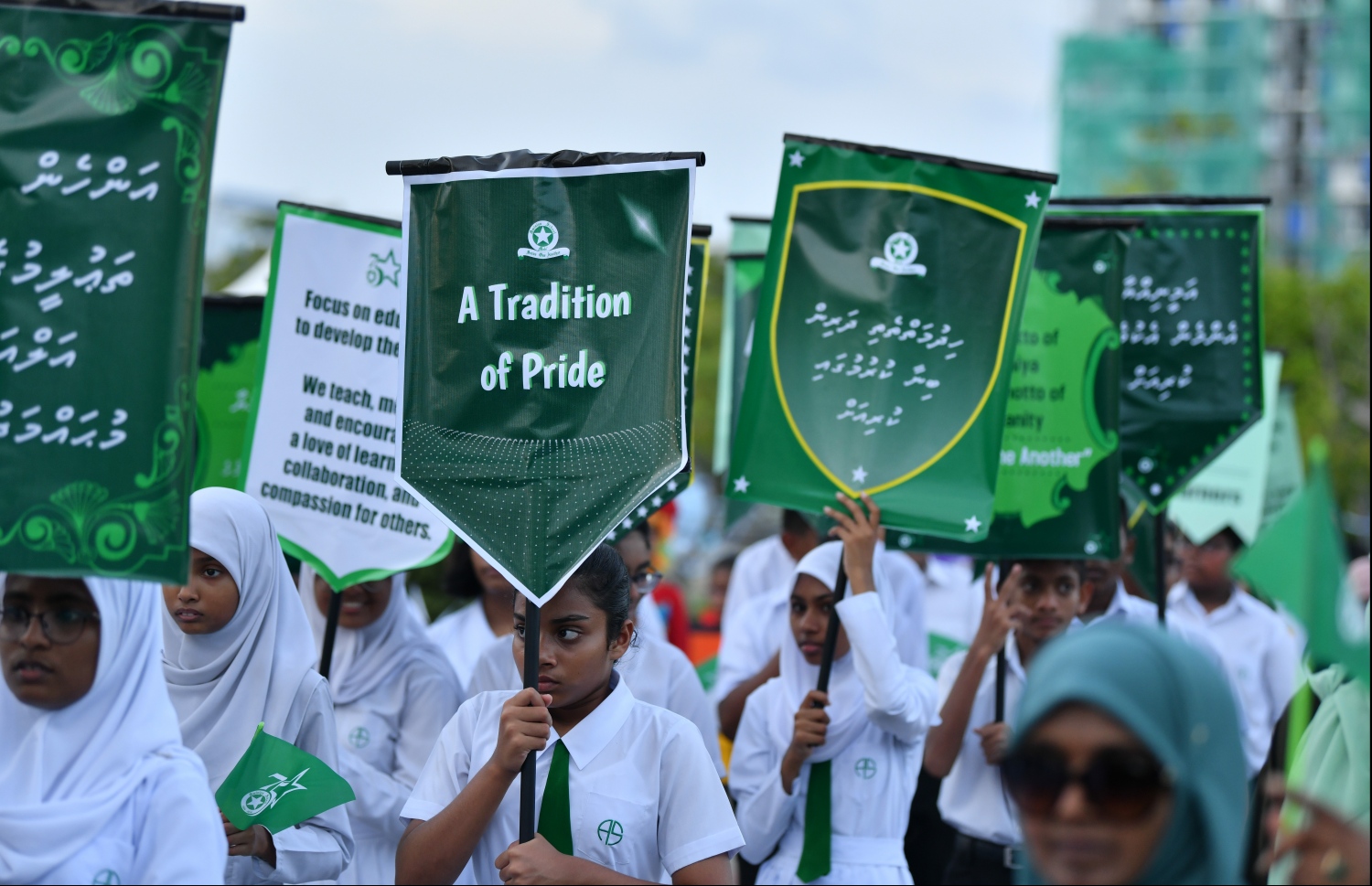 ހުޅުމާލެ: އޮކްޓޯބަރު 19، 2019: އަމީނިއްޔާ ސުކޫލަށް 75 އަހަރު ފުރުމުގެ މުނާސަބަތުގައި ބޭއްވި އެސުކޫލުގެ އަލިމަސް ޔޫބީލް ޕެރޭޑްގެ ތެރެއިން: މި ޕެރޭޑްގައި އެ ސުކޫލުގެ ގިނަ އަދަދެއްގެ ދަރިވަރުންނާއި އިސް ދަރިވަރުން ބައިވެރިވި.-- ފޮޓޯ: ހުސައިން ވަހީދު /މިހާރު