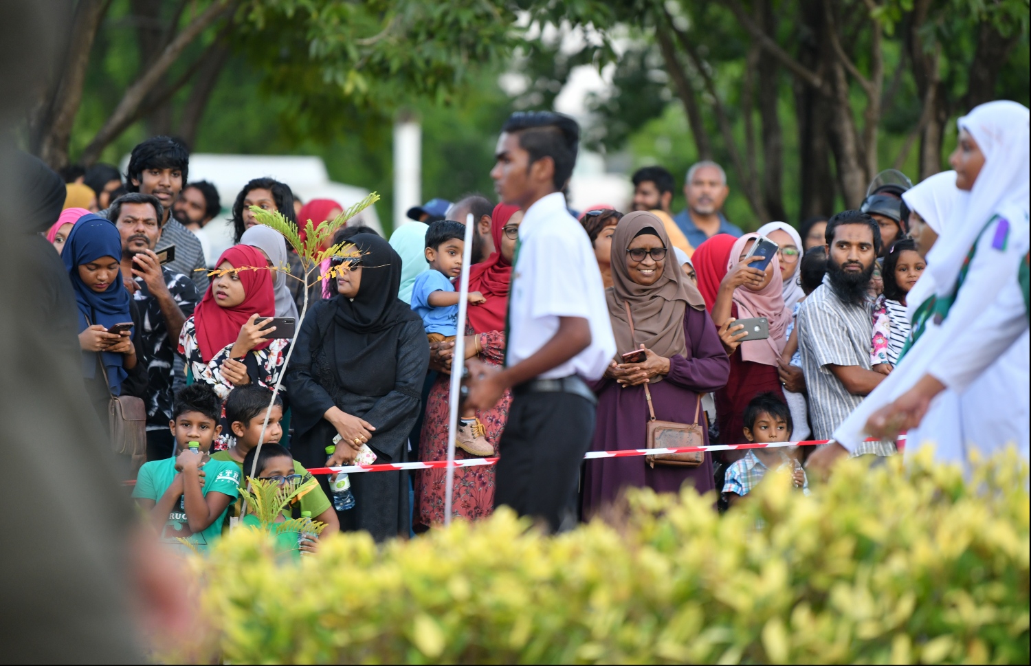 ހުޅުމާލެ: އޮކްޓޯބަރު 19، 2019: އަމީނިއްޔާ ސުކޫލަށް 75 އަހަރު ފުރުމުގެ މުނާސަބަތުގައި ބޭއްވި އެސުކޫލުގެ އަލިމަސް ޔޫބީލް ޕެރޭޑް ބަލަން ގޮސްތިބި ބައެއް އާންމުން.-- ފޮޓޯ: ހުސައިން ވަހީދު /މިހާރު
