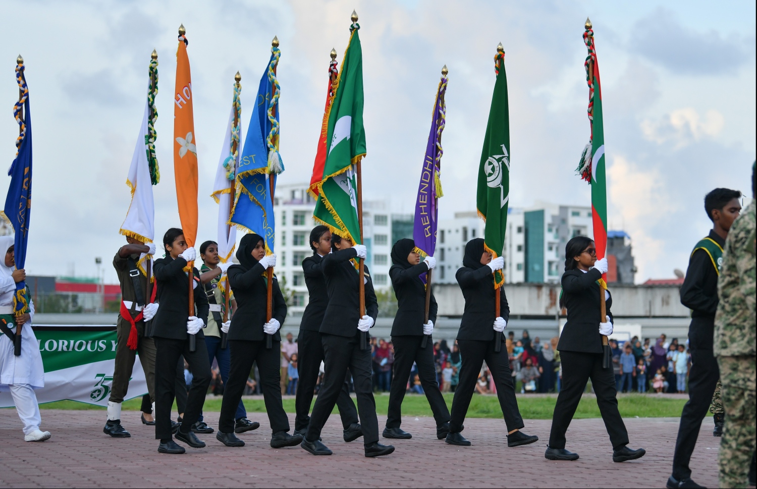 ހުޅުމާލެ: އޮކްޓޯބަރު 19، 2019: އަމީނިއްޔާ ސުކޫލަށް 75 އަހަރު ފުރުމުގެ މުނާސަބަތުގައި ބޭއްވި އެސުކޫލުގެ އަލިމަސް ޔޫބީލް ޕެރޭޑްގެ ތެރެއިން: މި ޕެރޭޑްގައި އެ ސުކޫލުގެ ގިނަ އަދަދެއްގެ ދަރިވަރުންނާއި އިސް ދަރިވަރުން ބައިވެރިވި.-- ފޮޓޯ: ހުސައިން ވަހީދު /މިހާރު