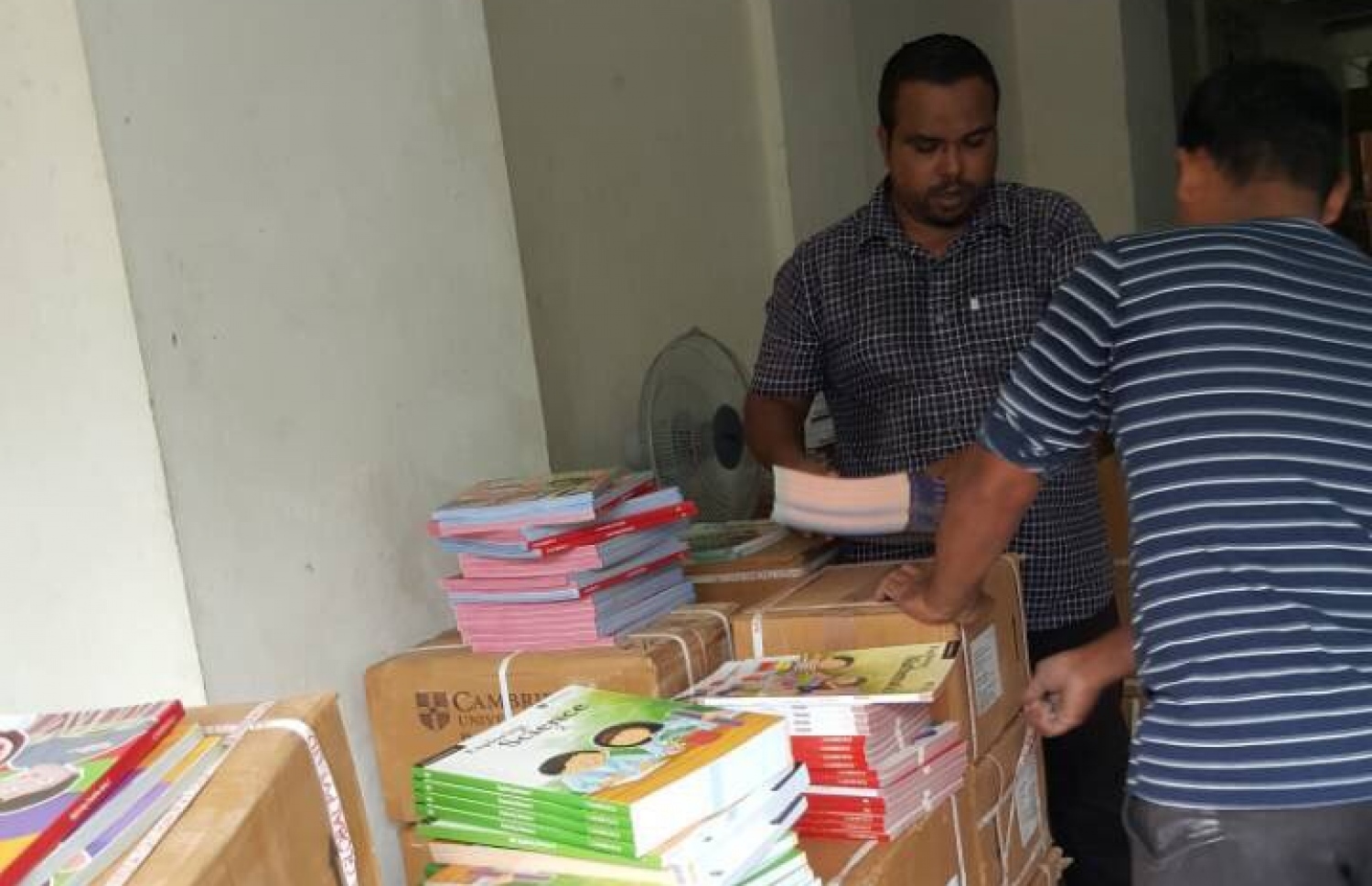 އަންނަ އަހަރަށް ބޭނުންވާ ފޮތްތައް ސްކޫލްތަކަށް ބަހަންވެގެން ނަގަނީ .-- ފޮޓޯ: އަހުމަދު ރިޔާޒު/ ޓްވިޓާ