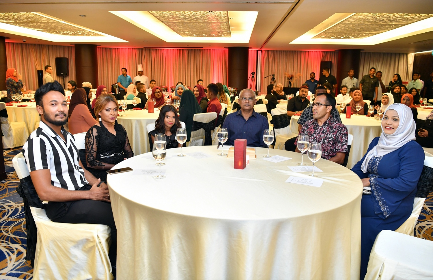 މާލެ: އޮކްޓޯބަރު 17، 2019: މަޝްހޫރު ބަތަލާ ނިއުމާ މުހައްމަދުގެ ފިލްމީ ކެރިއަރަށް 25 އަހަރު ފާހަގަކުރަން ހޮޓެލް ޖެންގައި ބޭއްވި ހަފުލާގައި(ކ-ވ) ހެރިޓޭޖުގެ ޑެޕިއުޓީ މިނިސްޓަރު ވަލީދާ، ކޮމިއުނިކޭޝަން މިނިސްޓަރު މަލީހު، ރައީސް އިބްރާހީމް މުހައްމަދު ސޯލިހު، ޒޯޔާ، ނިއުމާ މުހައްމަދު އަދި އަޒްމީލް ބައިވެރިވެ ވަޑައިގަންނަވަނީ.-- ފޮޓޯ: ރައީސް އޮފީސް