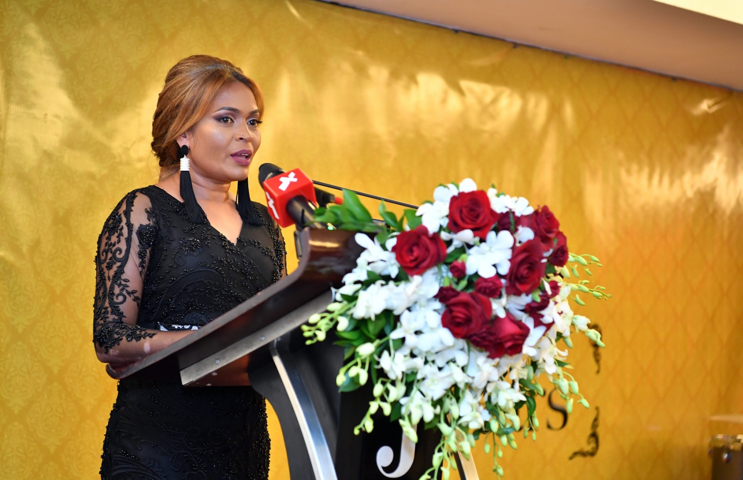 މާލެ: އޮކްޓޯބަރު 17، 2019: މަޝްހޫރު ބަތަލާ ނިއުމާ މުހައްމަދުގެ ފިލްމީ ކެރިއަރަށް 25 އަހަރު ފާހަގަކުރަން ހޮޓެލް ޖެންގައި ބޭއްވި ހަފުލާގައި ނިއުމާ މުހައްމަދު ވާހަކަ ދައްކަނީ.-- ފޮޓޯ: ރައީސް އޮފީސް