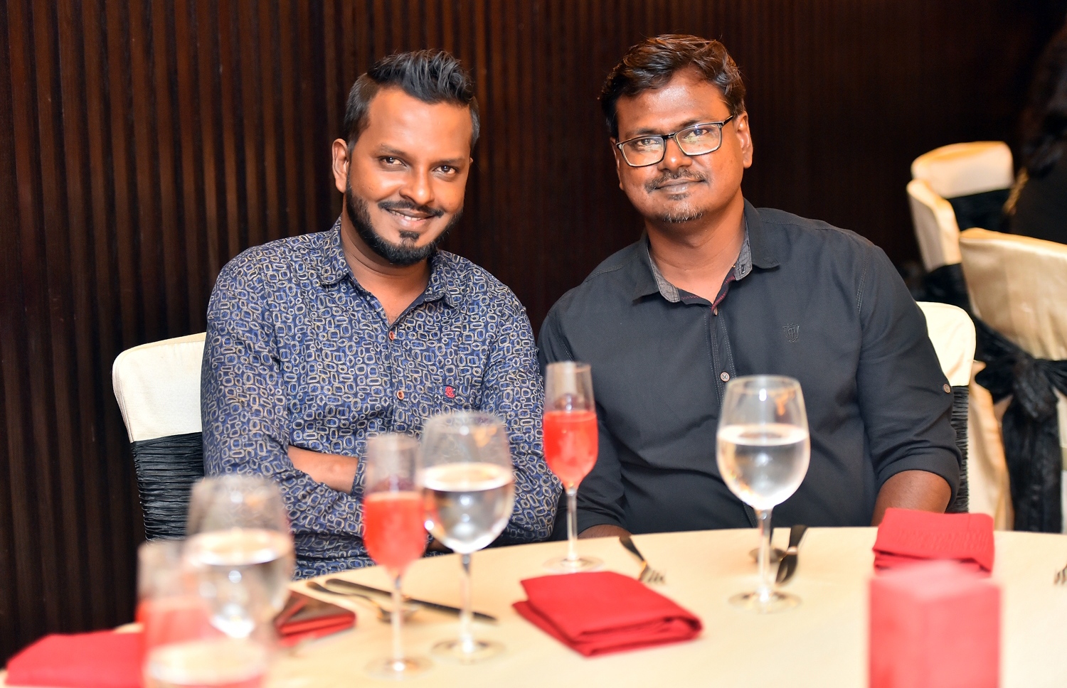 މާލެ: އޮކްޓޯބަރު 17، 2019: މަޝްހޫރު ބަތަލާ ނިއުމާ މުހައްމަދުގެ ފިލްމީ ކެރިއަރަށް 25 އަހަރު ފާހަގަކުރަން ހޮޓެލް ޖެންގައި ބޭއްވި ހަފުލާގައި ފިލްމީ ތަރި ކޮޕީ އިއްސެ އަދި ޒިޔާ ބައިވެރިވަނީ.-- ފޮޓޯ: ރައީސް އޮފީސް