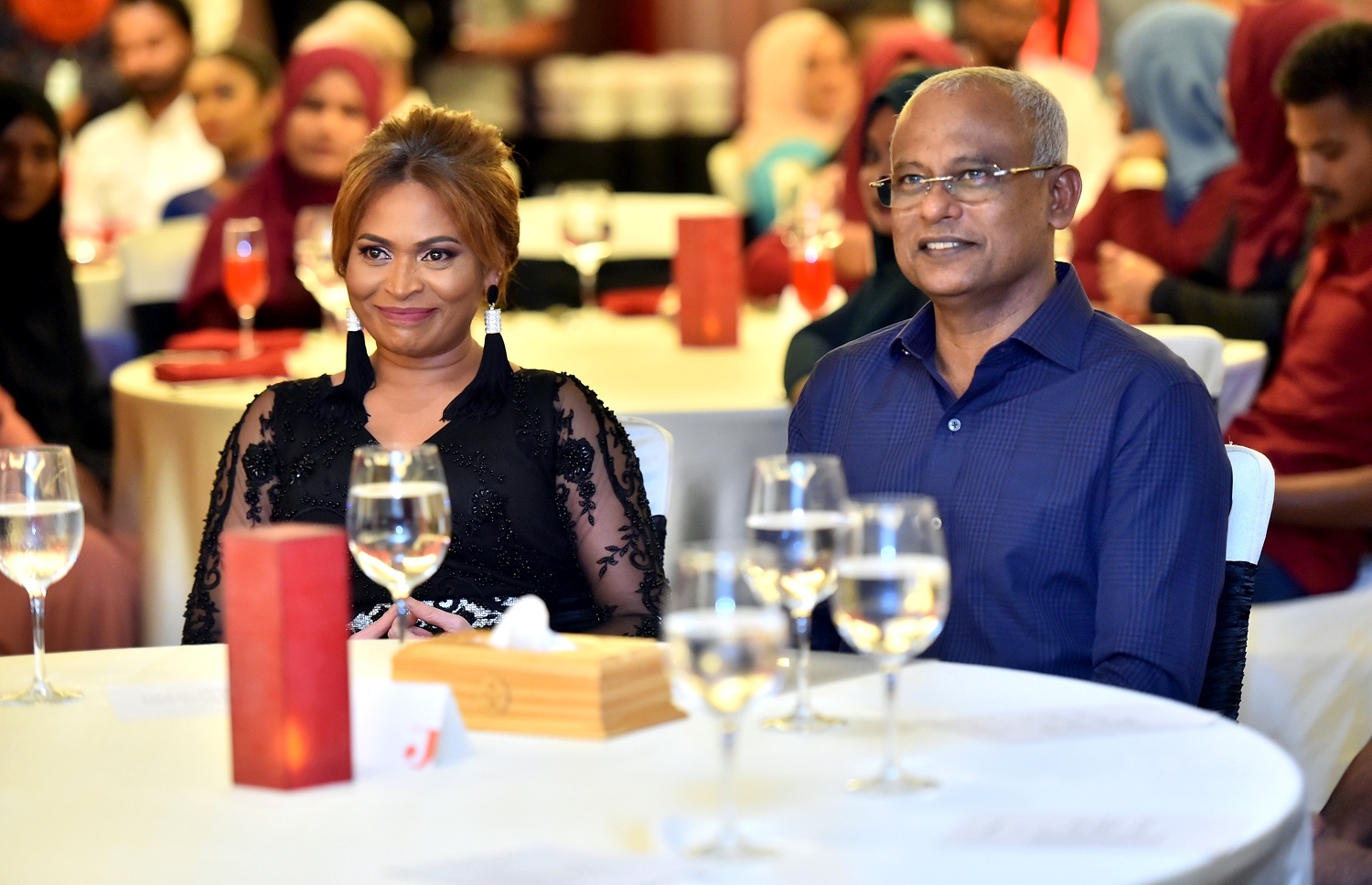 މާލެ: އޮކްޓޯބަރު 17، 2019: މަޝްހޫރު ބަތަލާ ނިއުމާ މުހައްމަދުގެ ފިލްމީ ކެރިއަރަށް 25 އަހަރު ފާހަގަކުރަން ހޮޓެލް ޖެންގައި ބޭއްވި ހަފުލާގައި ރައީސް އިބްރާހީމް މުހައްމަދު ސޯލިހު އަދި ނިއުމާ މުހައްމަދު ބައިވެރިވަނީ.-- ފޮޓޯ: ރައީސް އޮފީސް