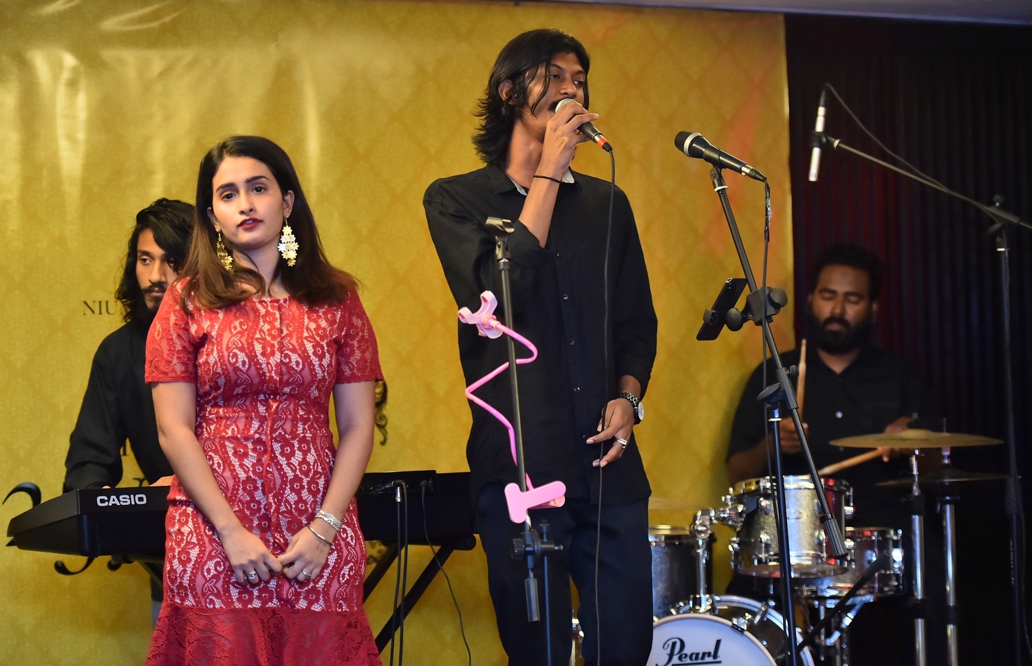 މާލެ: އޮކްޓޯބަރު 17، 2019: މަޝްހޫރު ބަތަލާ ނިއުމާ މުހައްމަދުގެ ފިލްމީ ކެރިއަރަށް 25 އަހަރު ފާހަގަކުރަން ހޮޓެލް ޖެންގައި ބޭއްވި ހަފުލާގައި ޝިފާއާއެކު ޝަލަބީ ލަވައެއް ހުށަހަޅައިދެނީ.-- ފޮޓޯ: ރައީސް އޮފީސް