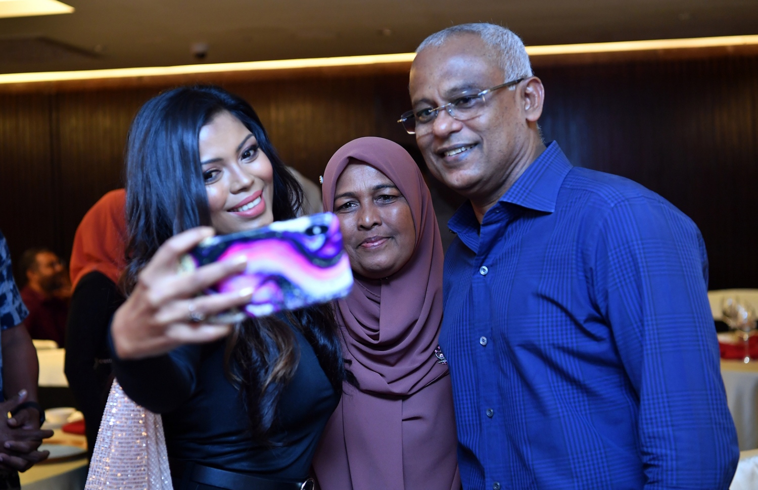 މާލެ: އޮކްޓޯބަރު 17، 2019: މަޝްހޫރު ބަތަލާ ނިއުމާ މުހައްމަދުގެ ފިލްމީ ކެރިއަރަށް 25 އަހަރު ފާހަގަކުރަން ހޮޓެލް ޖެންގައި ބޭއްވި ހަފުލާގައި ރައީސް އިބްރާހީމް މުހައްމަދު ސޯލިހާއެކު ފިލްމީ ތަރި އައްޒަ އަދި އައިންތު ސެލްފީއެއް ނަގަނީ.-- ފޮޓޯ: ރައީސް އޮފީސް