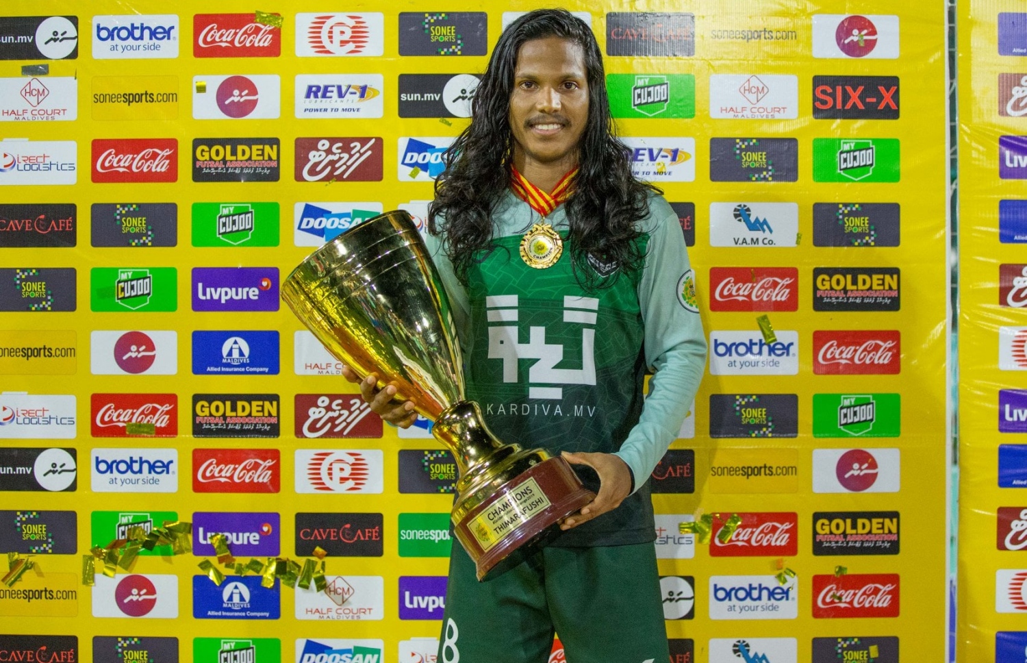 މުބާރާތުގެ މޮޅު ކުޅުންތެރިޔަކަށް ހޮވުނު އަސްވަދު ޓްރޮފީއާ އެކު