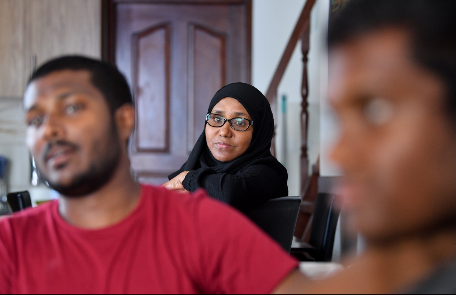 ދެ ދަަރިން އިންޓަވިއު ދިން އިރު މައުޝޫގާ ބަލަހައްޓައިގެން .-- ފޮޓޯ: ހުސެއިން ވަހީދު/ މިހާރު