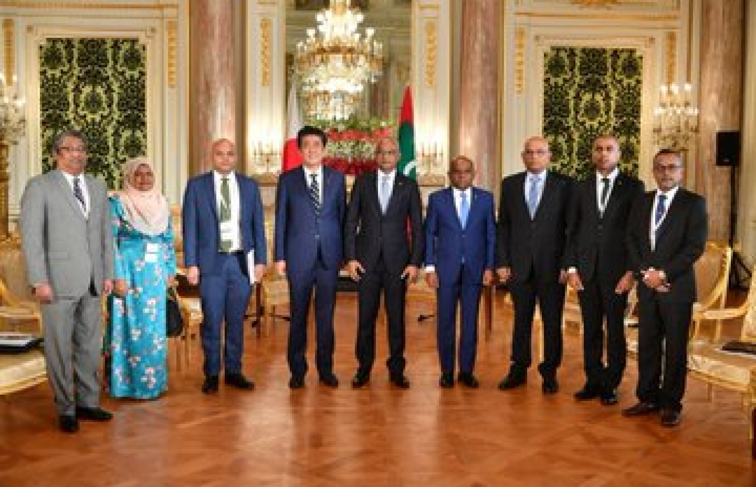 ރައީސް އިބްރާހީމް މުހައްމަދު ސޯލިހުގެ އަރިހުގައި ޖަޕާނަށް ދިޔަ ރާއްޖޭގެ ވަފުދުން އެ ގައުމުގެ ބޮޑުވަޒީރު ޝިންޒޯ އަބޭއާ އެކު ފޮޓޯއަކަށް ހުއްޓިގެން. ފޮޓޯ: ރައީސް އޮފީސް