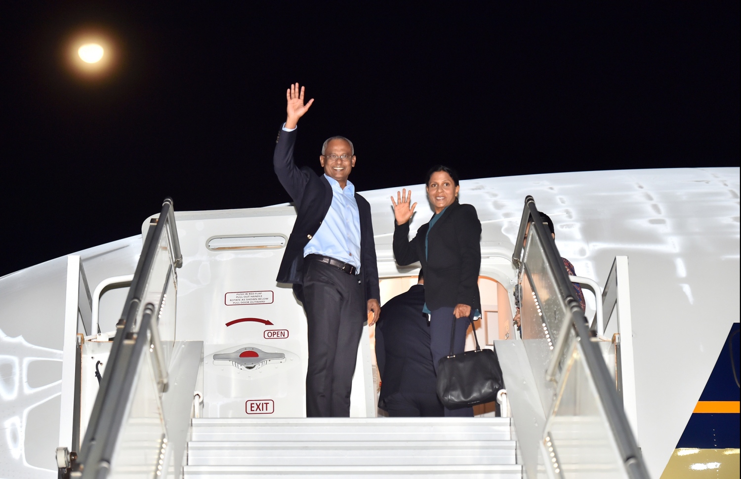 ހުޅުލެ: އޮކްޓޯބަރު 18، 2019- ރައީސް އިބްރާޙިމް މުހައްމަދު ސޯލިހް ޖަޕާނަށް ކުރައްވަމުންގެންދަވާ ރަސްމީ ދަތުރުފުޅުގައި އިއްޔެ އެގައުމަށް ފުރާވަޑައިގެންނެވުމަށްޓަކައި އަނބިކަނބަލުން ފަޒްނާ އާޢިއެކު ފްލައިޓަށް އަރާވަޑައިގަންނަވަނީ.--- ފޮޓޯ: ރައީސް އޮފީސް