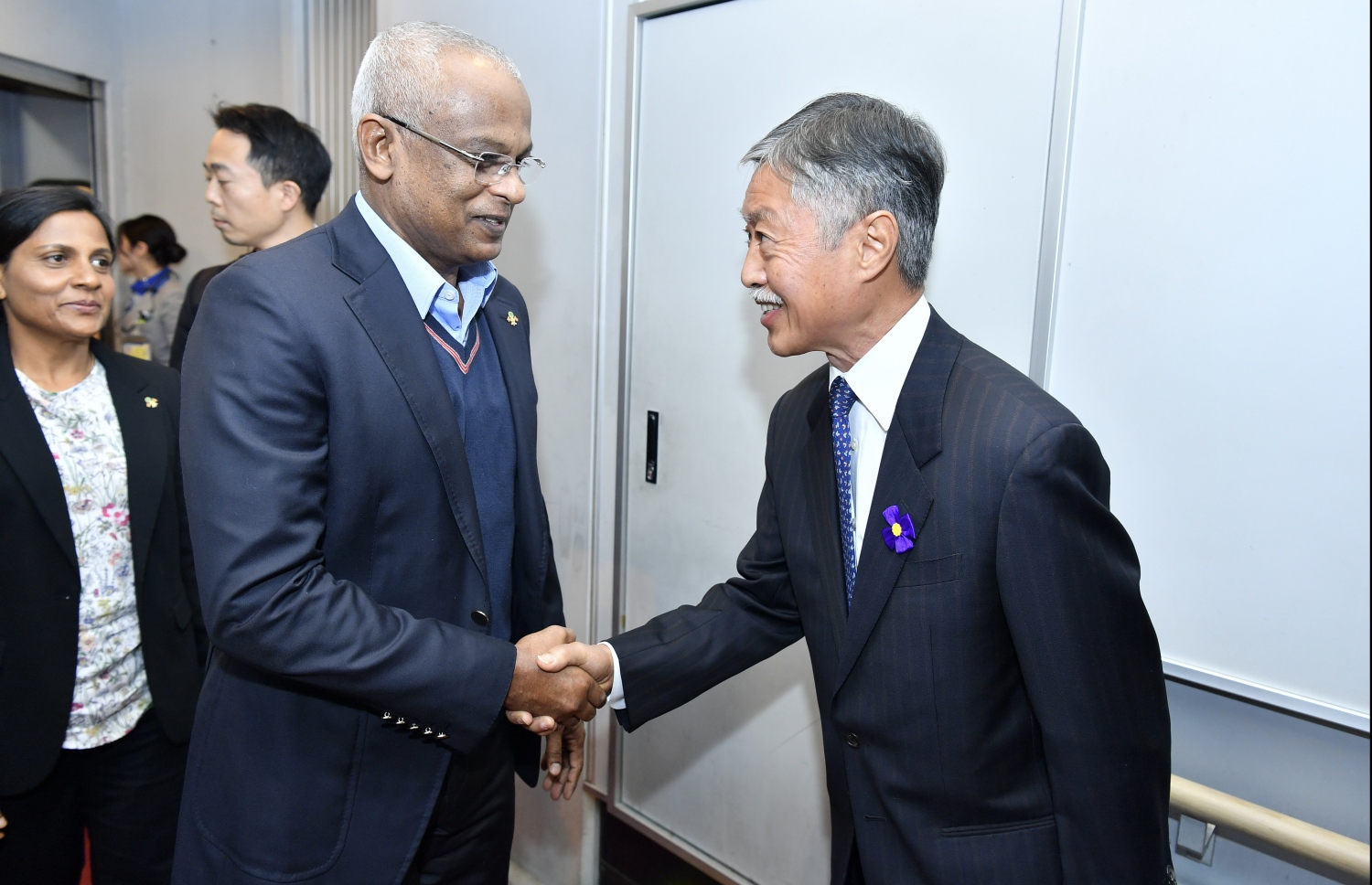 ޖަޕާން: އޮކްޓޯބަރު 18، 2019- ރައީސް އިބްރާޙިމް މުހައްމަދު ސޯލިހް ޖަޕާނަށް ކުރައްވަމުންގެންދަވާ ރަސްމީ ދަތުރުފުޅުގައި އިއްޔެ އެގައުމަށް ވަޑައިގެންނެވުމުން އެމަނިކުފާނަށް އެގައުމުގެ އިސް އޮފިޝަލެއް މަރުހަބާ ދަންނަވަނީ. މިއީ ޖަޕާނުގެ އާ އެމްޕެރާ ތަހުތަށް އިސްވެވަޑައިގެންނެވުމުގެ ރަސްމިއްޔާތުގައި ބައިވެރިވެވަޑައިގެންނެވުމަށް ރައީސް ކުރައްވާ ރަސްމީ ދަތުރުފުޅެއް.--- ފޮޓޯ: ރައީސް އޮފީސް