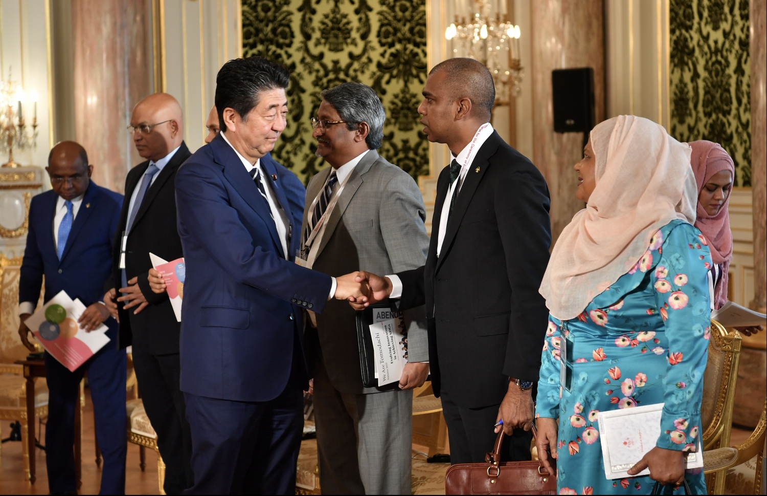 ޖަޕާން: އޮކްޓޯބަރު 18، 2019- ރައީސް އިބްރާޙިމް މުހައްމަދު ސޯލިހް ޖަޕާނަށް ކުރައްވަމުންގެންދަވާ ރަސްމީ ދަތުރުފުޅެއްގައި އެގައުމުގެ ބޮޑުވަޒީރު ޝިންޒޯ އަބޭ އާއި މިއަދު ކުރެއްވި ބައްދަލުވުމުގައި ރާއްޖޭގެ ވަފުދުގެ ބޭފުޅުން، ބޮޑުވަޒީރާ ސަލާމް ކުރައްވަނީ. މިއީ ޖަޕާނުގެ އާ އެމްޕެރާ ތަހުތަށް އިސްވެވަޑައިގެންނެވުމުގެ ރަސްމިއްޔާތުގައި ބައިވެރިވެވަޑައިގެންނެވުމަށް ރައީސް ކުރައްވާ ރަސްމީ ދަތުރުފުޅެއް.--- ފޮޓޯ: ރައީސް އޮފީސް