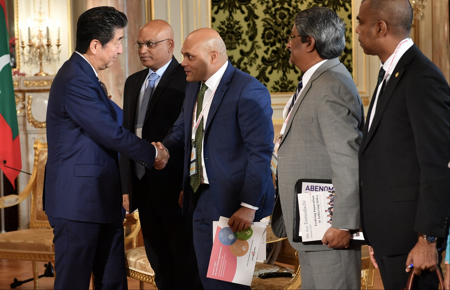 ޖަޕާން: އޮކްޓޯބަރު 18، 2019- ރައީސް އިބްރާޙިމް މުހައްމަދު ސޯލިހް ޖަޕާނަށް ކުރައްވަމުންގެންދަވާ ރަސްމީ ދަތުރުފުޅެއްގައި އެގައުމުގެ ބޮޑުވަޒީރު ޝިންޒޯ އަބޭ އާއި މިއަދު ކުރެއްވި ބައްދަލުވުމުގައި ރައީސްގެ ތަރުޖަމާނު ހޫދު، ބޮޑުވަޒީރާ ސަލާމް ކުރައްވަނީ. މިއީ ޖަޕާނުގެ އާ އެމްޕެރާ ތަހުތަށް އިސްވެވަޑައިގެންނެވުމުގެ ރަސްމިއްޔާތުގައި ބައިވެރިވެވަޑައިގެންނެވުމަށް ރައީސް ކުރައްވާ ރަސްމީ ދަތުރުފުޅެއް.--- ފޮޓޯ: ރައީސް އޮފީސް