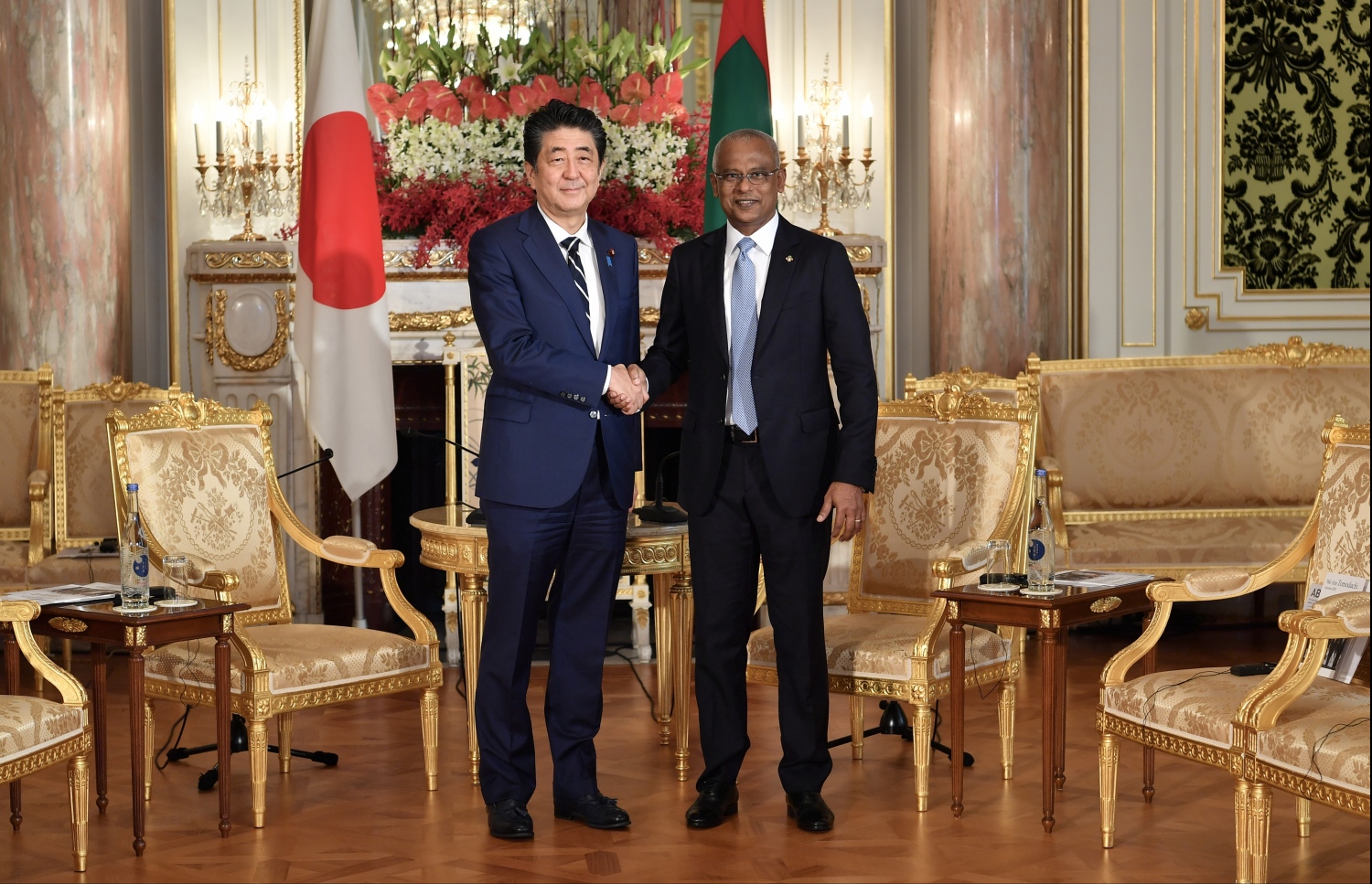 ޖަޕާން: އޮކްޓޯބަރު 18، 2019- ރައީސް އިބްރާޙިމް މުހައްމަދު ސޯލިހް ޖަޕާނަށް ކުރައްވަމުންގެންދަވާ ރަސްމީ ދަތުރުފުޅެއްގައި އެގައުމުގެ ބޮޑުވަޒީރު ޝިންޒޯ އަބޭ އާއި މިއަދު ބައްދަލުކުރައްވަނީ. މިއީ ޖަޕާނުގެ އާ އެމްޕެރާ ތަހުތަށް އިސްވެވަޑައިގެންނެވުމުގެ ރަސްމިއްޔާތުގައި ބައިވެރިވެވަޑައިގެންނެވުމަށް ރައީސް ކުރައްވާ ރަސްމީ ދަތުރުފުޅެއް.--- ފޮޓޯ: ރައީސް އޮފީސް