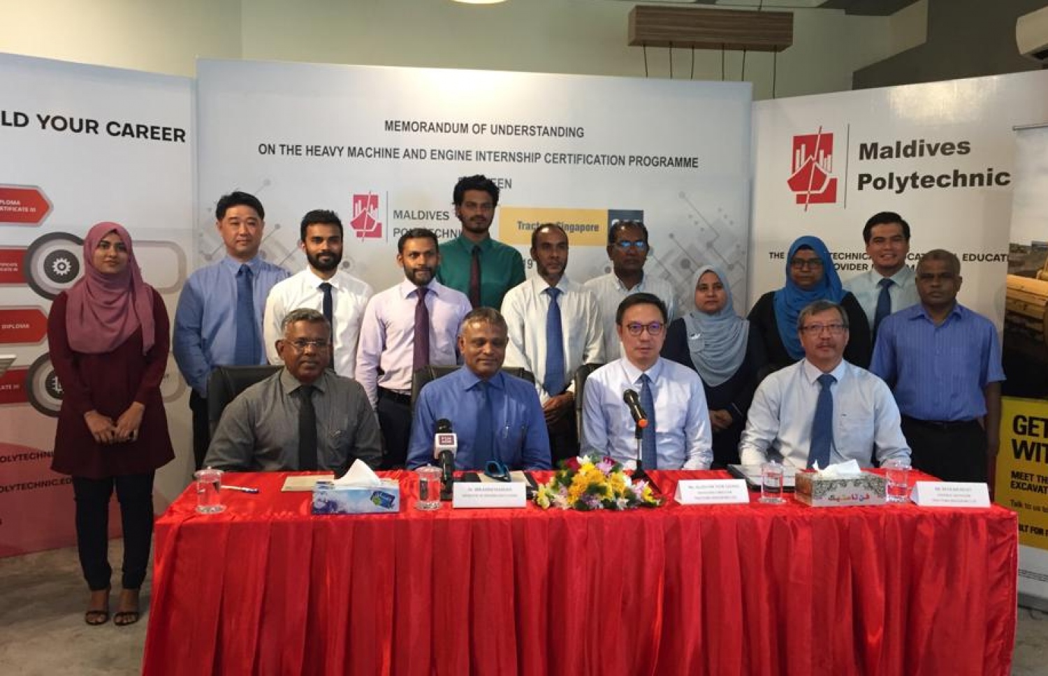 މޯލްޑިވްސް ޕޮލިޓެކްނިކްގައި ބޭއްވި ރަސްމިއްޔާތުގައި ބައިވެެރިވި ބައެއް މީހުން -- ފޮޓޯ: މިހާރު