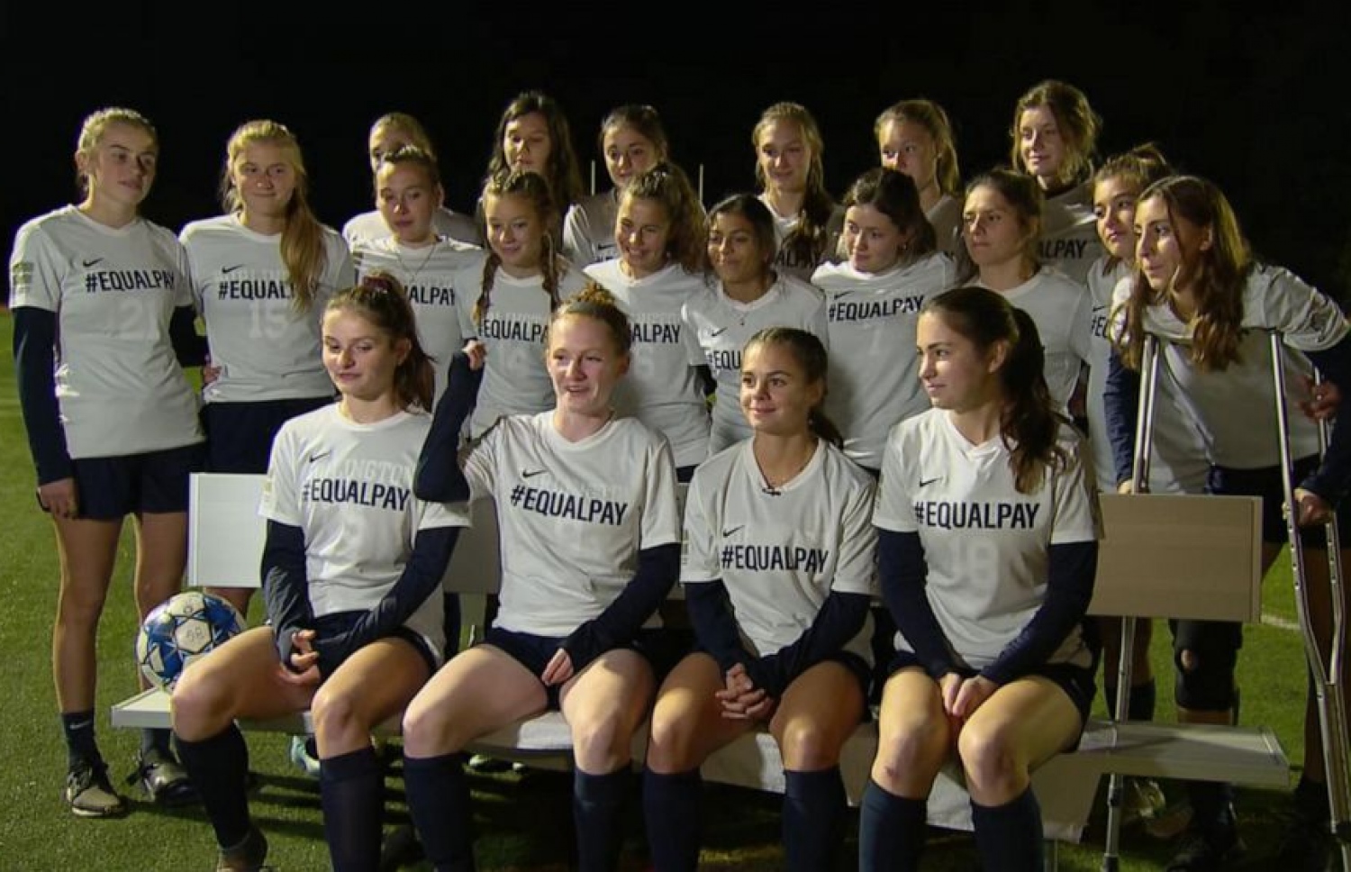 ބީއެޗްއެސްގެ ޓީމް އީކްއަލް ޕޭ ޖަހާފައިވާ ޓީޝާޓް ލައިގެން.